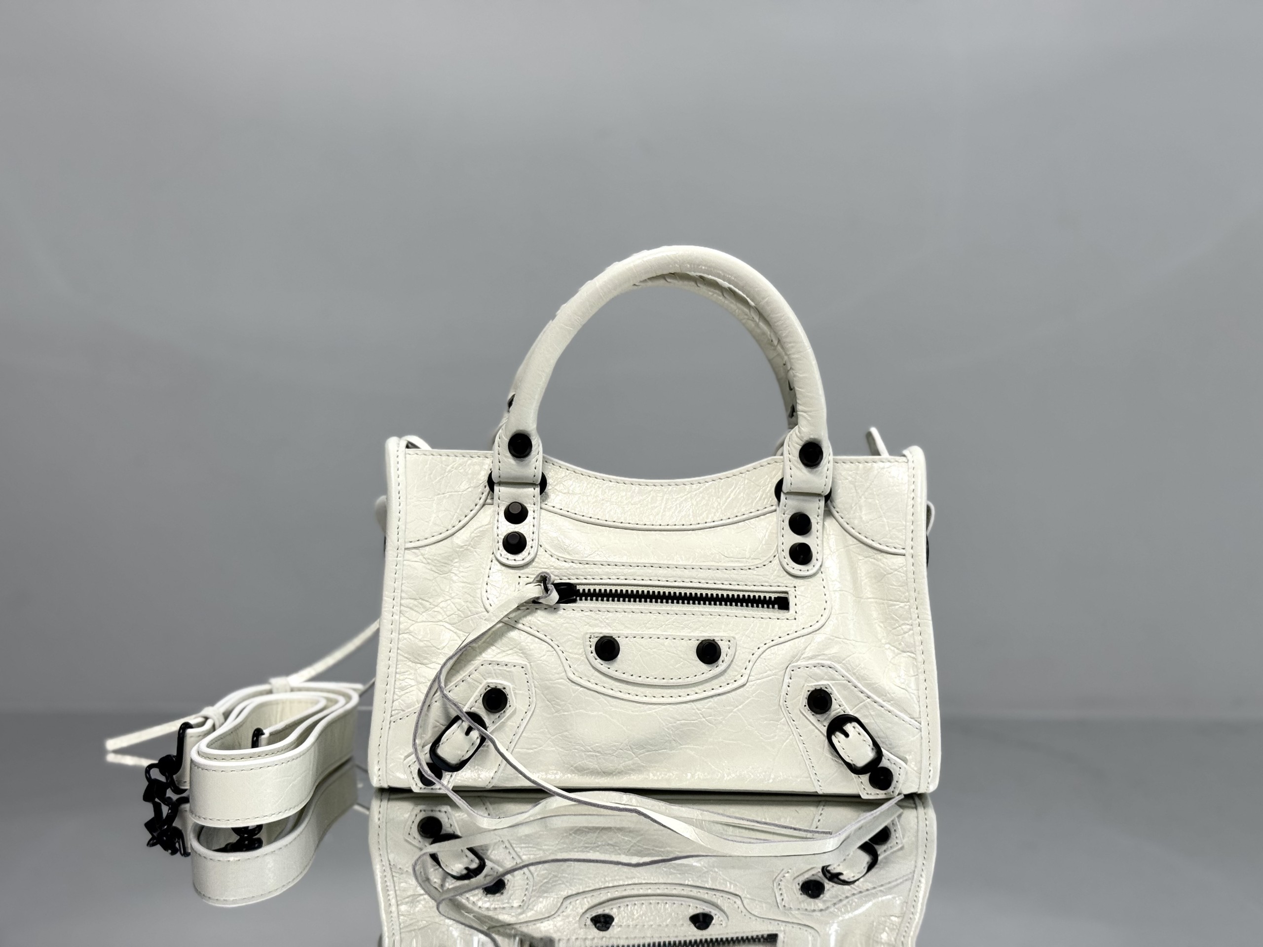 Top original order, 💰1390, Balenciaga city mini white/black buckle Classic motorcycle bag Balenciaga's most iconic handbag Le City series ✴️2024 This series returns strongly, reinterpreting the classics 👜Slightly different from the classic series, the mirror and card holder are cancelled, and the design of the shoulder strap is more suitable for crossbody ~ Small details changes make the whole body lighter 🌬️The new macaron color series is especially suitable for spring and summer 🌱The uninhibited and handsome shape collides with the sweet color series, and the fashion sense is at your fingertips Style number: 0624 Medium size: length 37 x height 23.4 x width 15 cm Small size: length 30 x height 20 x width 10 cm Mini size: length 23 x height 15 x width 10 cm