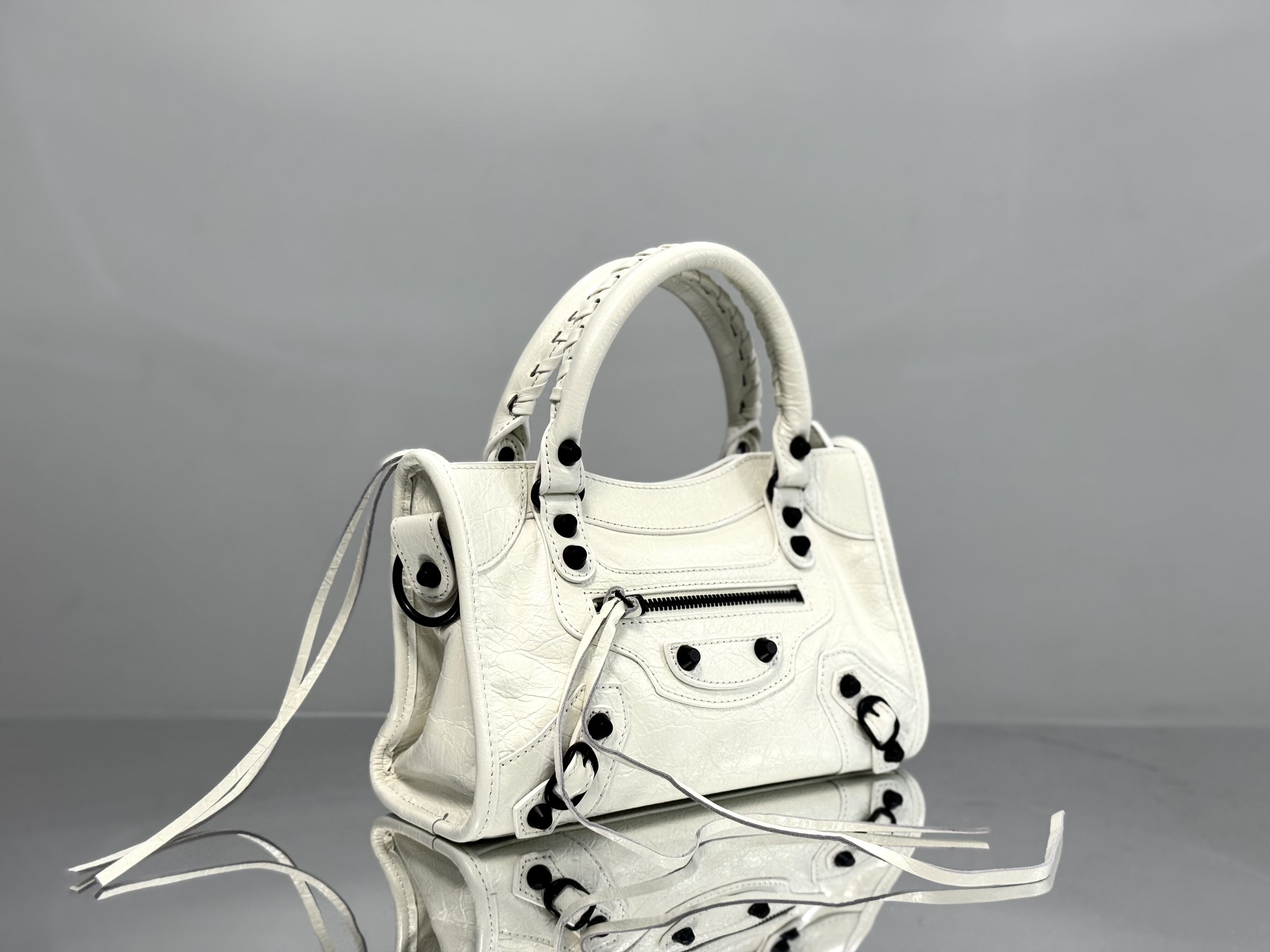 Top original order, 💰1390, Balenciaga city mini white/black buckle Classic motorcycle bag Balenciaga's most iconic handbag Le City series ✴️2024 This series returns strongly, reinterpreting the classics 👜Slightly different from the classic series, the mirror and card holder are cancelled, and the design of the shoulder strap is more suitable for crossbody ~ Small details changes make the whole body lighter 🌬️The new macaron color series is especially suitable for spring and summer 🌱The uninhibited and handsome shape collides with the sweet color series, and the fashion sense is at your fingertips Style number: 0624 Medium size: length 37 x height 23.4 x width 15 cm Small size: length 30 x height 20 x width 10 cm Mini size: length 23 x height 15 x width 10 cm - Image 2