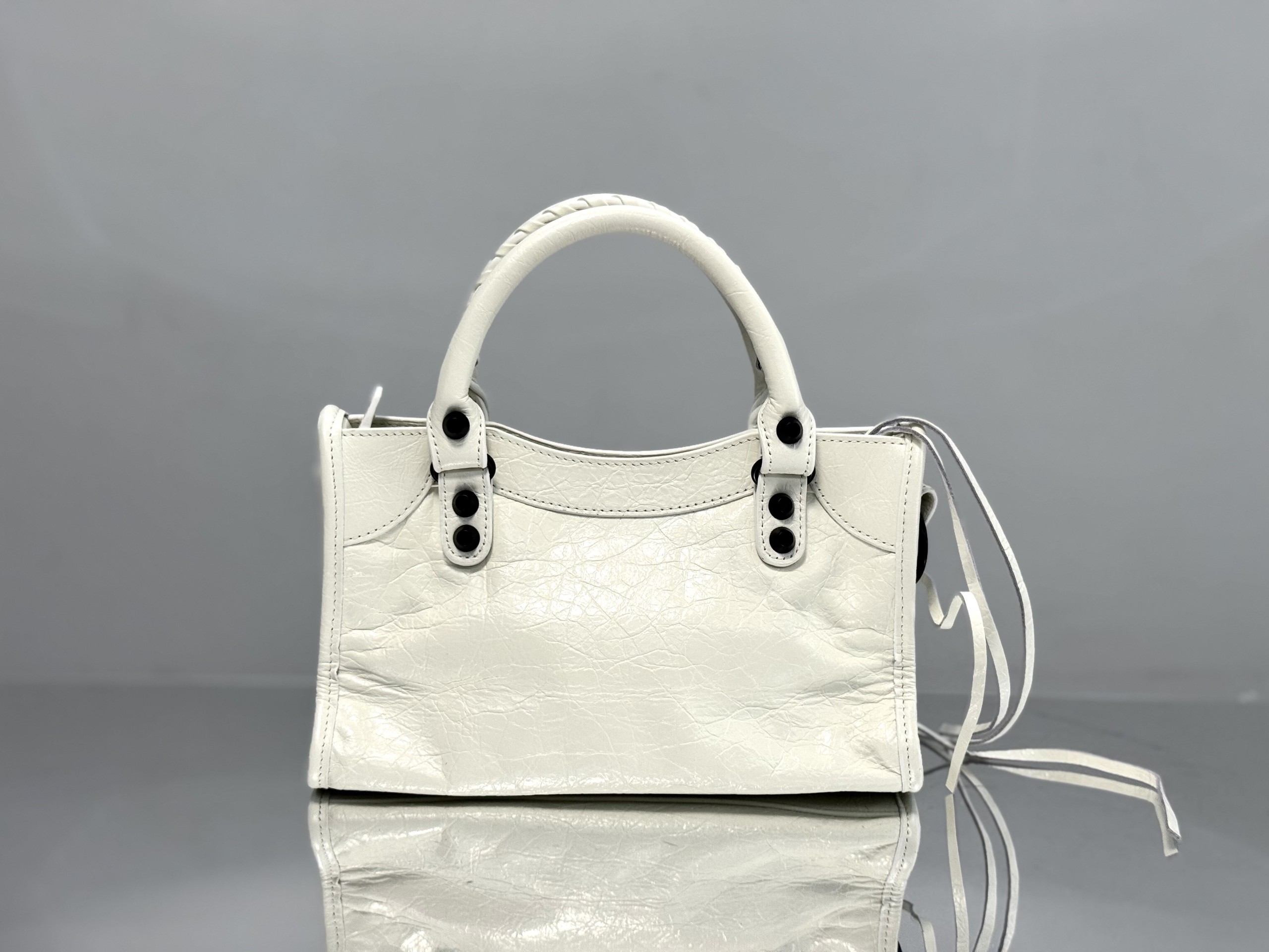 Top original order, 💰1390, Balenciaga city mini white/black buckle Classic motorcycle bag Balenciaga's most iconic handbag Le City series ✴️2024 This series returns strongly, reinterpreting the classics 👜Slightly different from the classic series, the mirror and card holder are cancelled, and the design of the shoulder strap is more suitable for crossbody ~ Small details changes make the whole body lighter 🌬️The new macaron color series is especially suitable for spring and summer 🌱The uninhibited and handsome shape collides with the sweet color series, and the fashion sense is at your fingertips Style number: 0624 Medium size: length 37 x height 23.4 x width 15 cm Small size: length 30 x height 20 x width 10 cm Mini size: length 23 x height 15 x width 10 cm - Image 3
