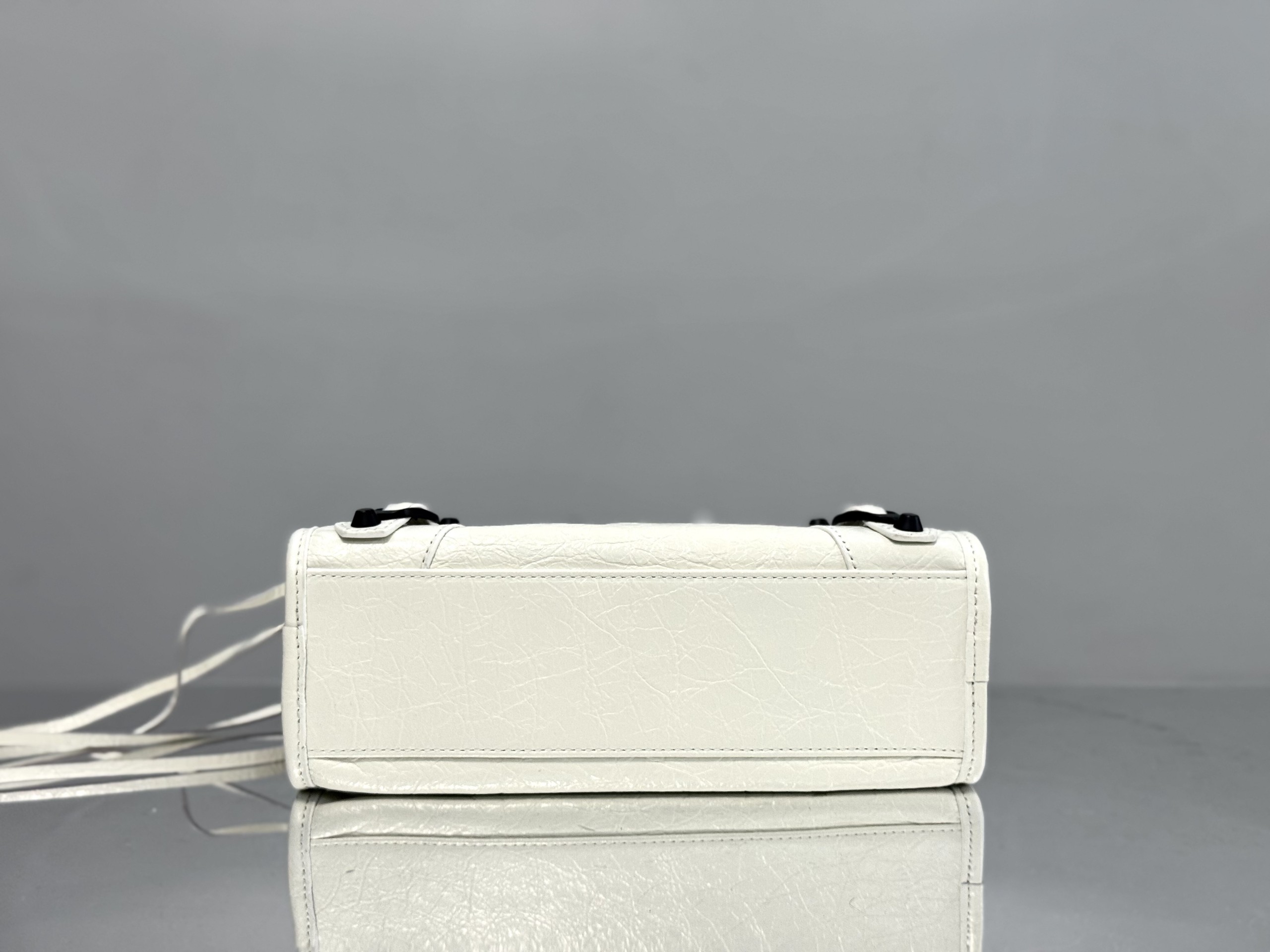 Top original order, 💰1390, Balenciaga city mini white/black buckle Classic motorcycle bag Balenciaga's most iconic handbag Le City series ✴️2024 This series returns strongly, reinterpreting the classics 👜Slightly different from the classic series, the mirror and card holder are cancelled, and the design of the shoulder strap is more suitable for crossbody ~ Small details changes make the whole body lighter 🌬️The new macaron color series is especially suitable for spring and summer 🌱The uninhibited and handsome shape collides with the sweet color series, and the fashion sense is at your fingertips Style number: 0624 Medium size: length 37 x height 23.4 x width 15 cm Small size: length 30 x height 20 x width 10 cm Mini size: length 23 x height 15 x width 10 cm - Image 4