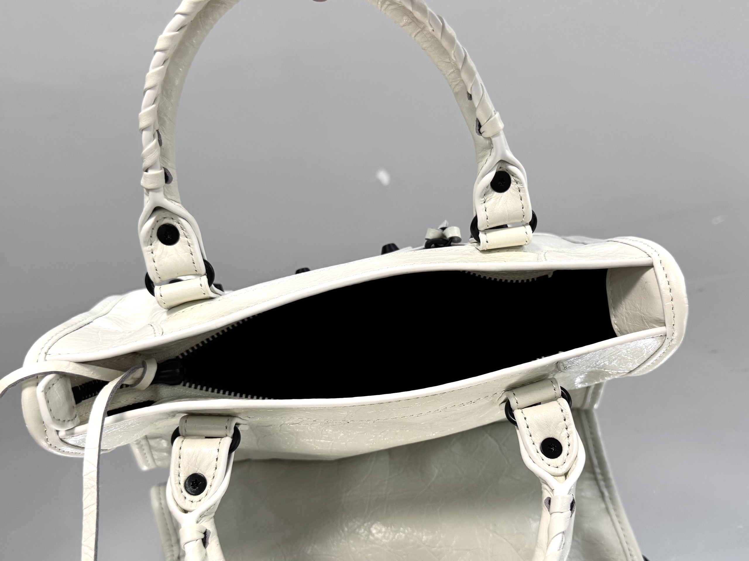Top original order, 💰1390, Balenciaga city mini white/black buckle Classic motorcycle bag Balenciaga's most iconic handbag Le City series ✴️2024 This series returns strongly, reinterpreting the classics 👜Slightly different from the classic series, the mirror and card holder are cancelled, and the design of the shoulder strap is more suitable for crossbody ~ Small details changes make the whole body lighter 🌬️The new macaron color series is especially suitable for spring and summer 🌱The uninhibited and handsome shape collides with the sweet color series, and the fashion sense is at your fingertips Style number: 0624 Medium size: length 37 x height 23.4 x width 15 cm Small size: length 30 x height 20 x width 10 cm Mini size: length 23 x height 15 x width 10 cm - Image 5