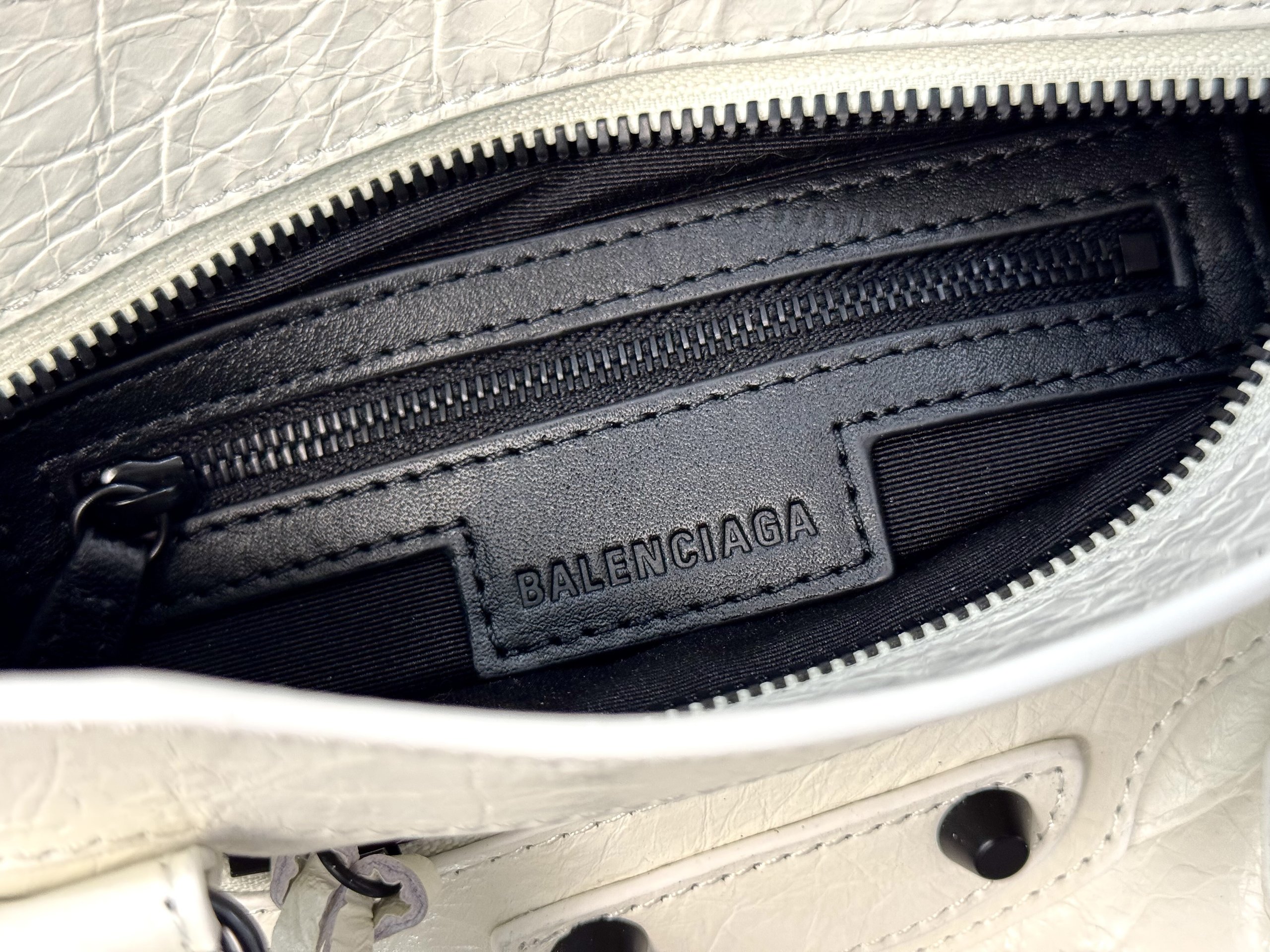 Top original order, 💰1390, Balenciaga city mini white/black buckle Classic motorcycle bag Balenciaga's most iconic handbag Le City series ✴️2024 This series returns strongly, reinterpreting the classics 👜Slightly different from the classic series, the mirror and card holder are cancelled, and the design of the shoulder strap is more suitable for crossbody ~ Small details changes make the whole body lighter 🌬️The new macaron color series is especially suitable for spring and summer 🌱The uninhibited and handsome shape collides with the sweet color series, and the fashion sense is at your fingertips Style number: 0624 Medium size: length 37 x height 23.4 x width 15 cm Small size: length 30 x height 20 x width 10 cm Mini size: length 23 x height 15 x width 10 cm - Image 6