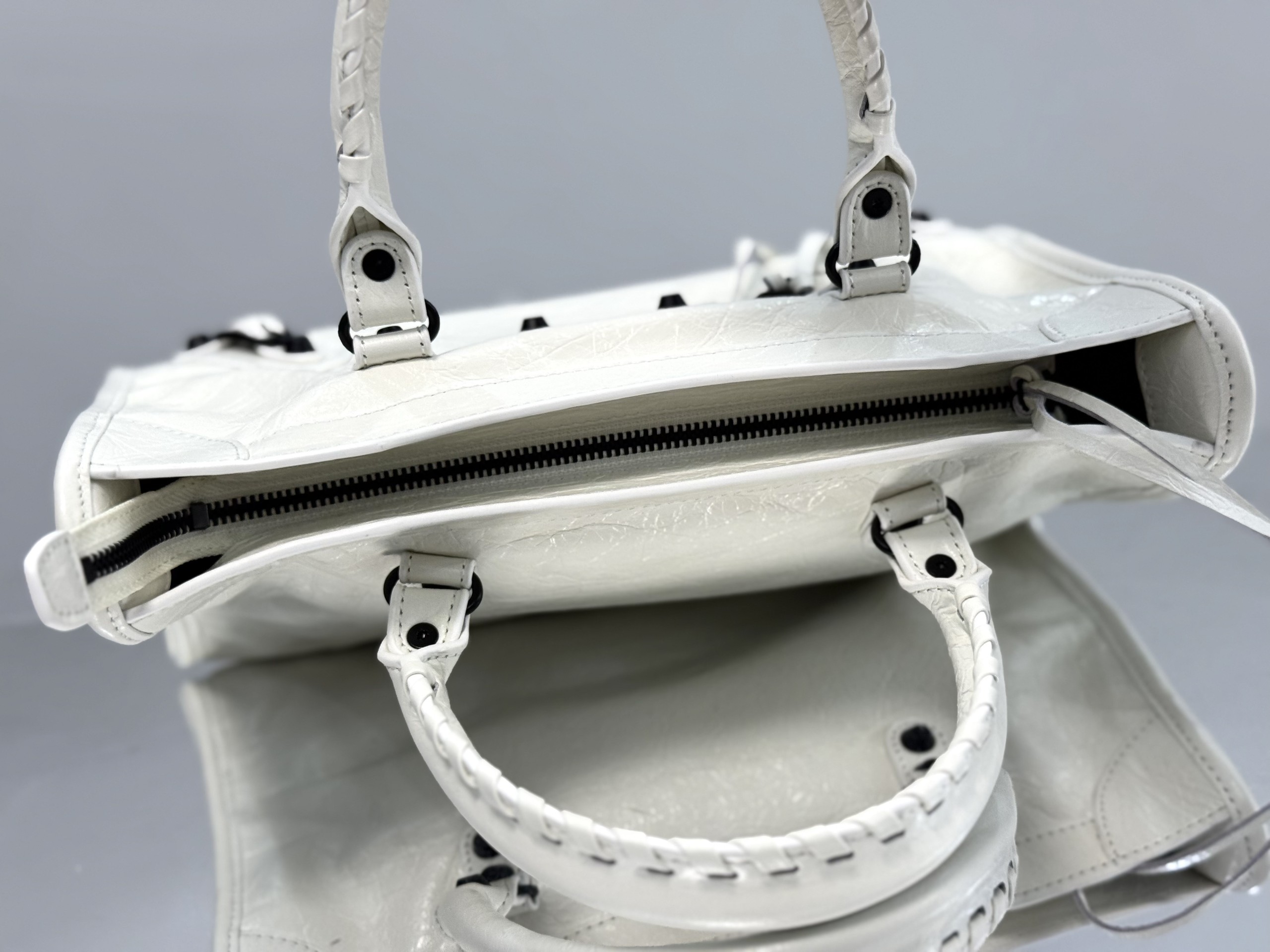 Top original order, 💰1390, Balenciaga city mini white/black buckle Classic motorcycle bag Balenciaga's most iconic handbag Le City series ✴️2024 This series returns strongly, reinterpreting the classics 👜Slightly different from the classic series, the mirror and card holder are cancelled, and the design of the shoulder strap is more suitable for crossbody ~ Small details changes make the whole body lighter 🌬️The new macaron color series is especially suitable for spring and summer 🌱The uninhibited and handsome shape collides with the sweet color series, and the fashion sense is at your fingertips Style number: 0624 Medium size: length 37 x height 23.4 x width 15 cm Small size: length 30 x height 20 x width 10 cm Mini size: length 23 x height 15 x width 10 cm - Image 7