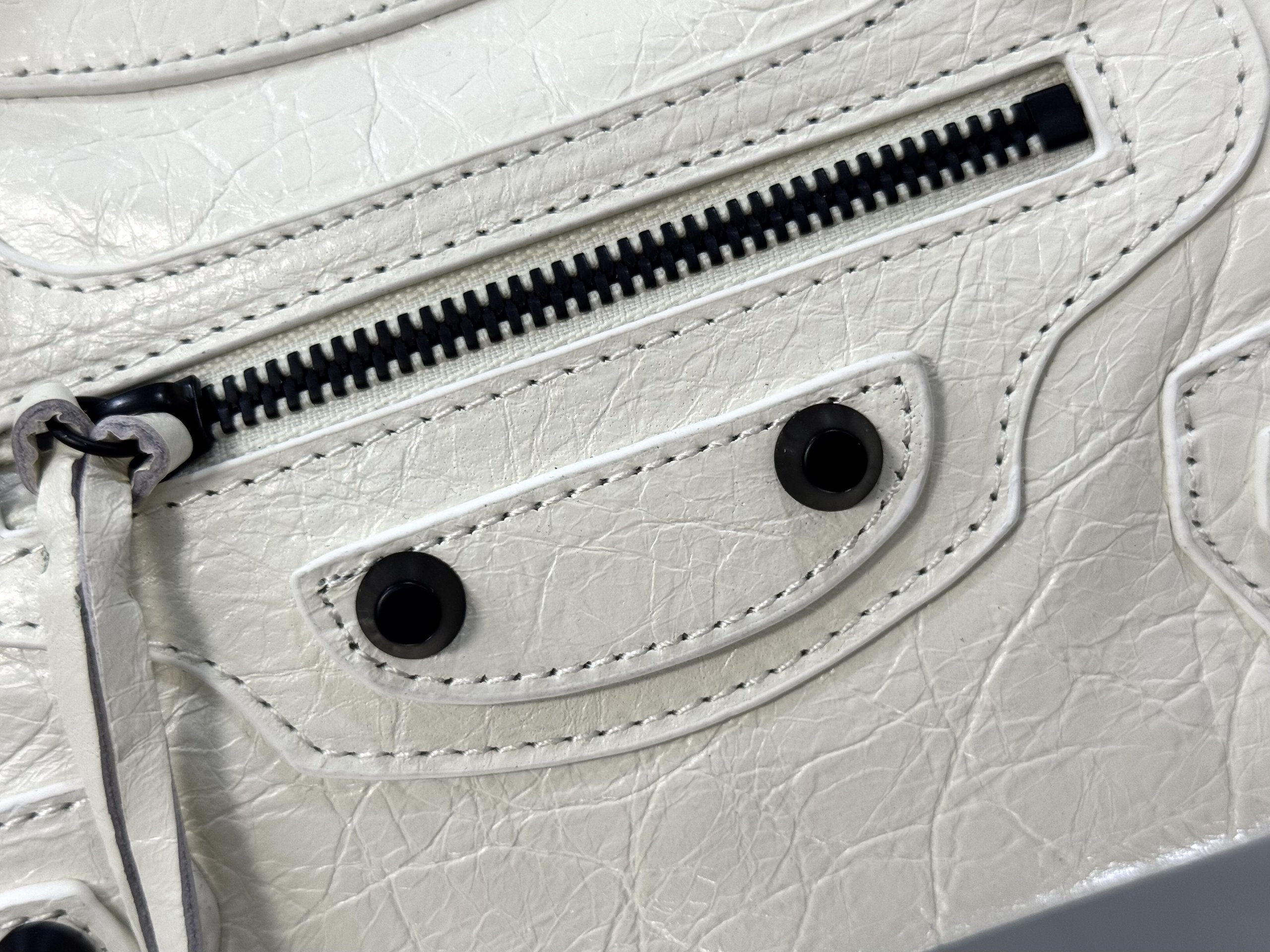 Top original order, 💰1390, Balenciaga city mini white/black buckle Classic motorcycle bag Balenciaga's most iconic handbag Le City series ✴️2024 This series returns strongly, reinterpreting the classics 👜Slightly different from the classic series, the mirror and card holder are cancelled, and the design of the shoulder strap is more suitable for crossbody ~ Small details changes make the whole body lighter 🌬️The new macaron color series is especially suitable for spring and summer 🌱The uninhibited and handsome shape collides with the sweet color series, and the fashion sense is at your fingertips Style number: 0624 Medium size: length 37 x height 23.4 x width 15 cm Small size: length 30 x height 20 x width 10 cm Mini size: length 23 x height 15 x width 10 cm - Image 8