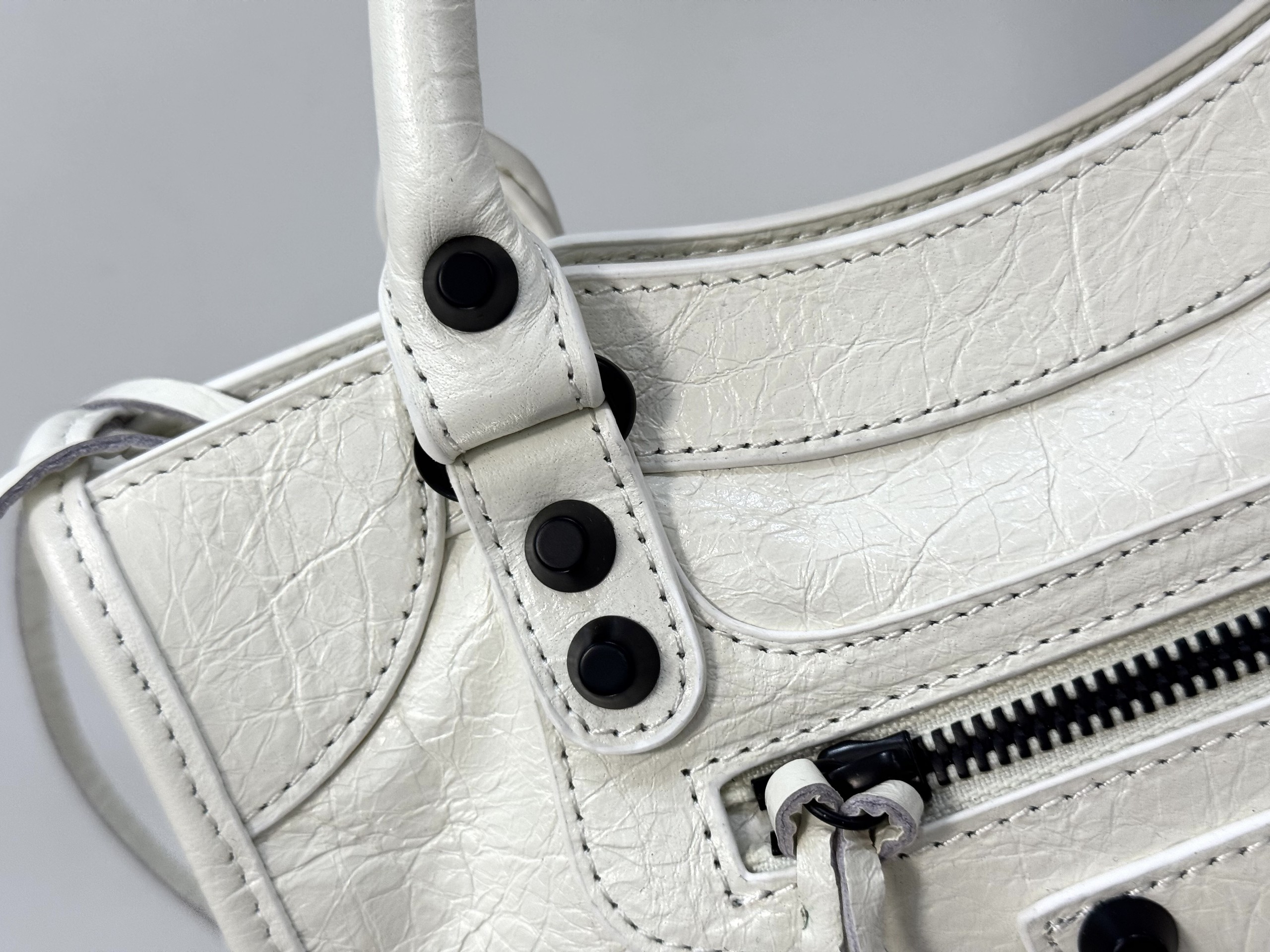 Top original order, 💰1390, Balenciaga city mini white/black buckle Classic motorcycle bag Balenciaga's most iconic handbag Le City series ✴️2024 This series returns strongly, reinterpreting the classics 👜Slightly different from the classic series, the mirror and card holder are cancelled, and the design of the shoulder strap is more suitable for crossbody ~ Small details changes make the whole body lighter 🌬️The new macaron color series is especially suitable for spring and summer 🌱The uninhibited and handsome shape collides with the sweet color series, and the fashion sense is at your fingertips Style number: 0624 Medium size: length 37 x height 23.4 x width 15 cm Small size: length 30 x height 20 x width 10 cm Mini size: length 23 x height 15 x width 10 cm - Image 9