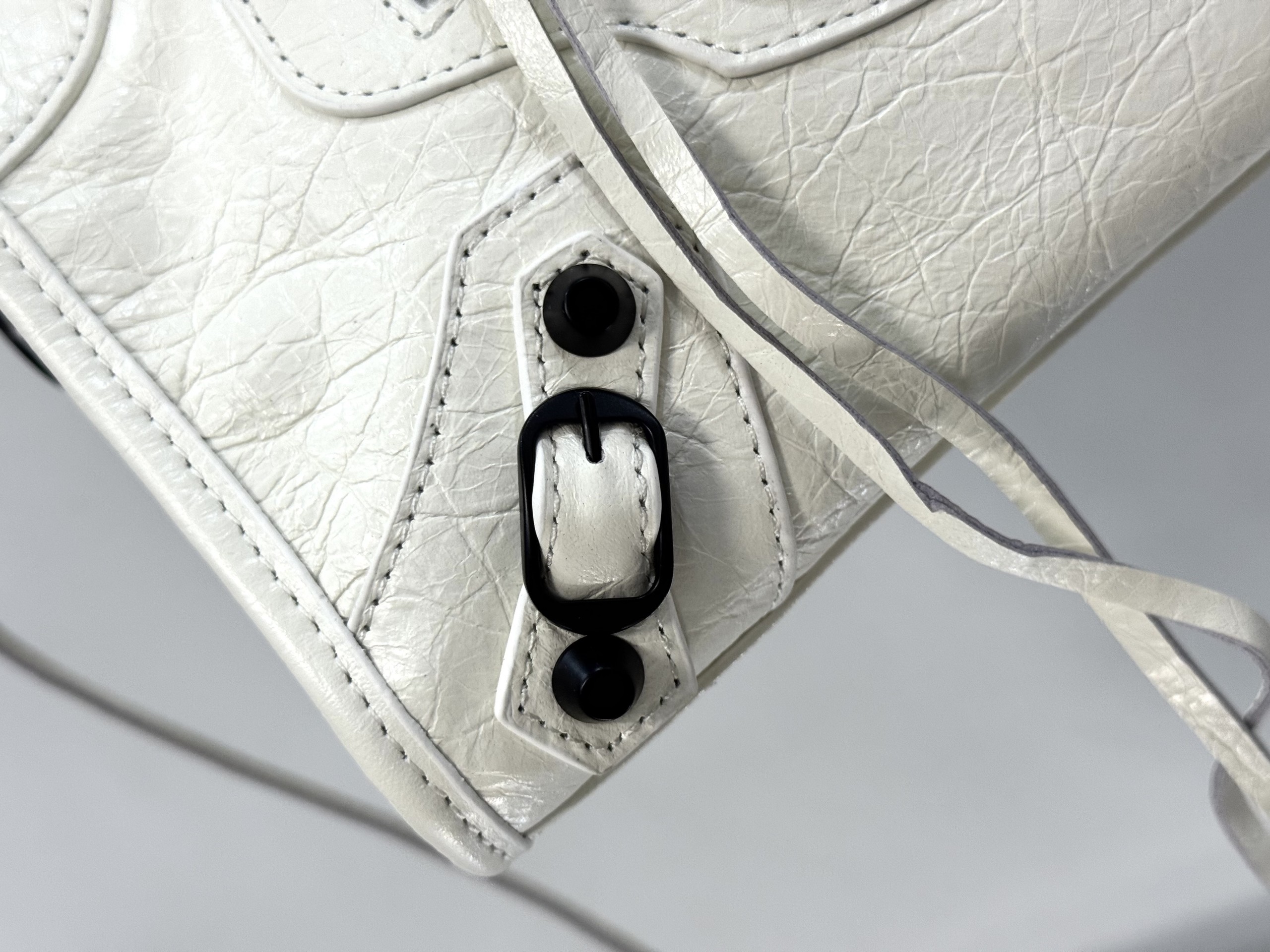 Top original order, 💰1390, Balenciaga city mini white/black buckle Classic motorcycle bag Balenciaga's most iconic handbag Le City series ✴️2024 This series returns strongly, reinterpreting the classics 👜Slightly different from the classic series, the mirror and card holder are cancelled, and the design of the shoulder strap is more suitable for crossbody ~ Small details changes make the whole body lighter 🌬️The new macaron color series is especially suitable for spring and summer 🌱The uninhibited and handsome shape collides with the sweet color series, and the fashion sense is at your fingertips Style number: 0624 Medium size: length 37 x height 23.4 x width 15 cm Small size: length 30 x height 20 x width 10 cm Mini size: length 23 x height 15 x width 10 cm - Image 10