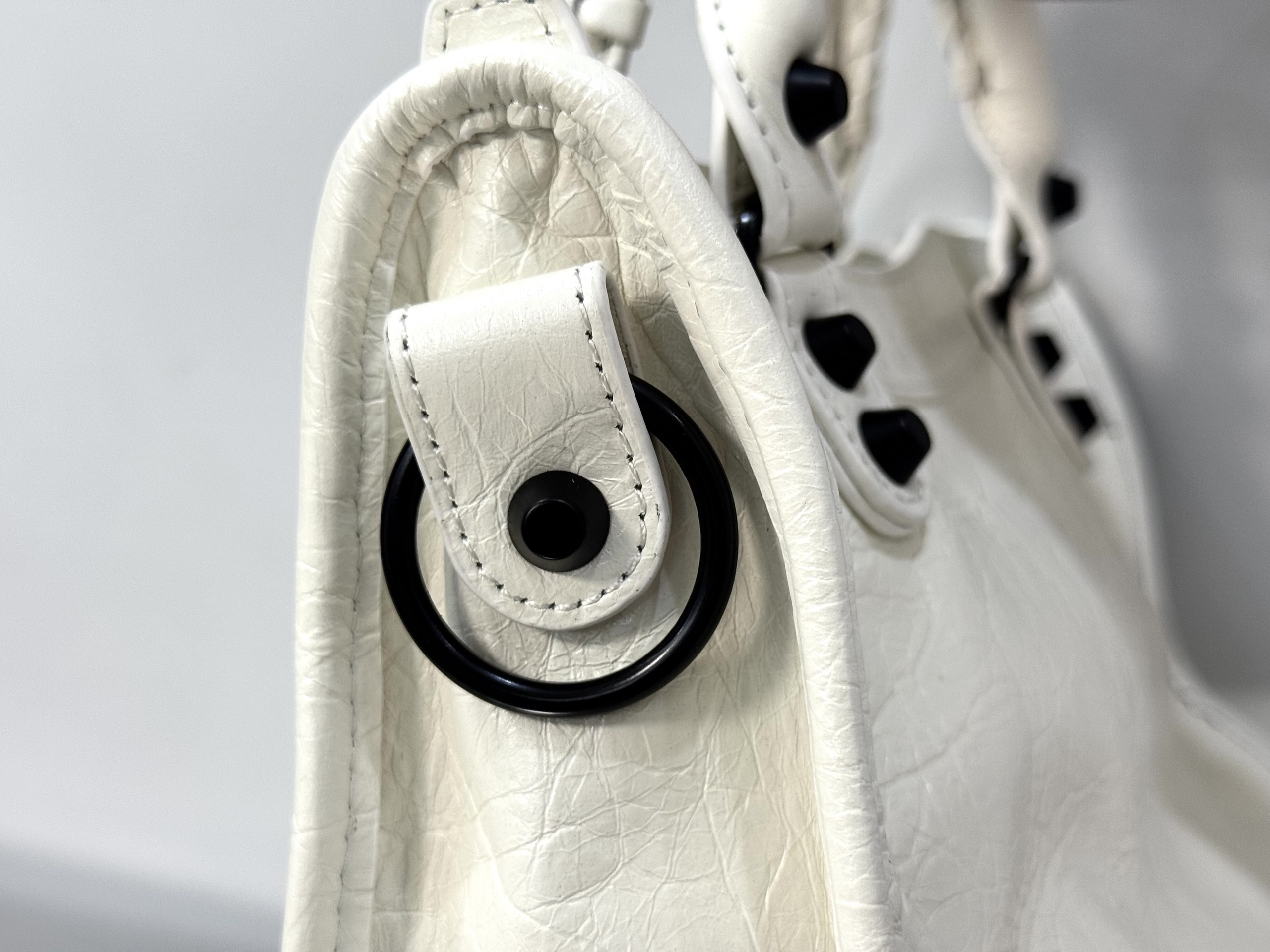 Top original order, 💰1390, Balenciaga city mini white/black buckle Classic motorcycle bag Balenciaga's most iconic handbag Le City series ✴️2024 This series returns strongly, reinterpreting the classics 👜Slightly different from the classic series, the mirror and card holder are cancelled, and the design of the shoulder strap is more suitable for crossbody ~ Small details changes make the whole body lighter 🌬️The new macaron color series is especially suitable for spring and summer 🌱The uninhibited and handsome shape collides with the sweet color series, and the fashion sense is at your fingertips Style number: 0624 Medium size: length 37 x height 23.4 x width 15 cm Small size: length 30 x height 20 x width 10 cm Mini size: length 23 x height 15 x width 10 cm - Image 11