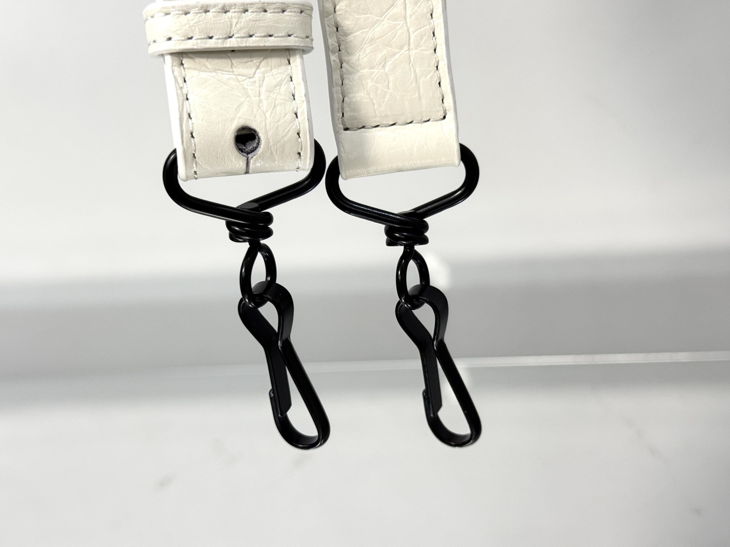 Top original order, 💰1390, Balenciaga city mini white/black buckle Classic motorcycle bag Balenciaga's most iconic handbag Le City series ✴️2024 This series returns strongly, reinterpreting the classics 👜Slightly different from the classic series, the mirror and card holder are cancelled, and the design of the shoulder strap is more suitable for crossbody ~ Small details changes make the whole body lighter 🌬️The new macaron color series is especially suitable for spring and summer 🌱The uninhibited and handsome shape collides with the sweet color series, and the fashion sense is at your fingertips Style number: 0624 Medium size: length 37 x height 23.4 x width 15 cm Small size: length 30 x height 20 x width 10 cm Mini size: length 23 x height 15 x width 10 cm - Image 12