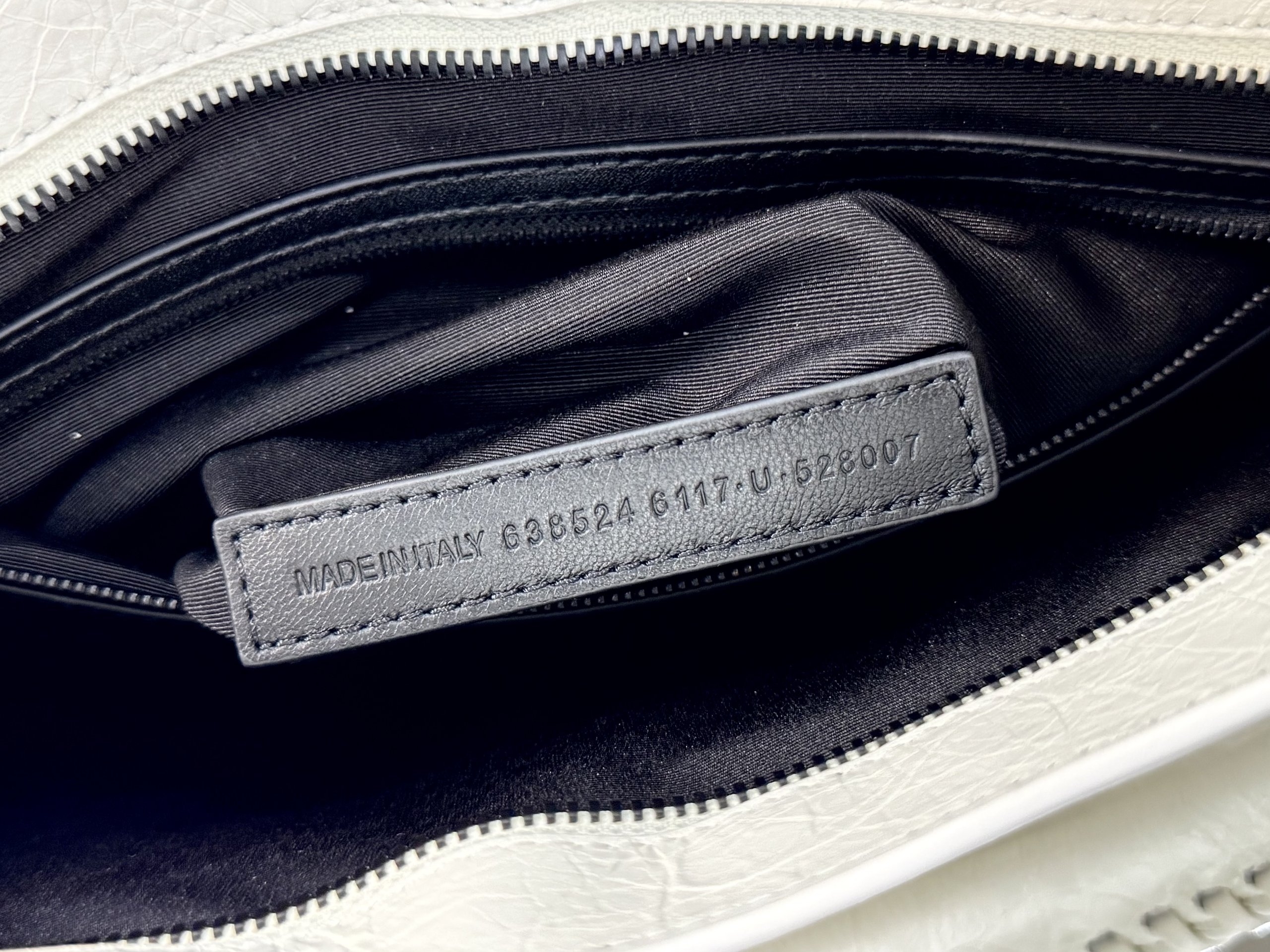 Top original order, 💰1390, Balenciaga city mini white/black buckle Classic motorcycle bag Balenciaga's most iconic handbag Le City series ✴️2024 This series returns strongly, reinterpreting the classics 👜Slightly different from the classic series, the mirror and card holder are cancelled, and the design of the shoulder strap is more suitable for crossbody ~ Small details changes make the whole body lighter 🌬️The new macaron color series is especially suitable for spring and summer 🌱The uninhibited and handsome shape collides with the sweet color series, and the fashion sense is at your fingertips Style number: 0624 Medium size: length 37 x height 23.4 x width 15 cm Small size: length 30 x height 20 x width 10 cm Mini size: length 23 x height 15 x width 10 cm - Image 14