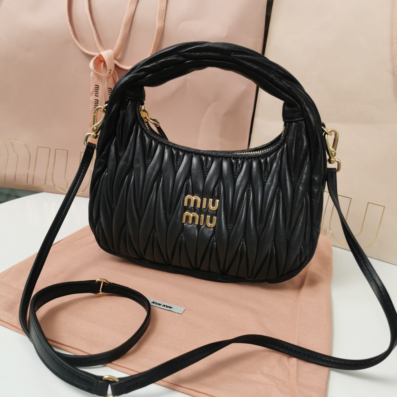 Top original order, 💰1450 counter quality, comes with gift box🎁 black 5BC125: MiuMiu's new MiuWander handbag is made of imported lambskin, the classic brand's iconic Matelasse texture embroidery, retro frosted hardware, and rounded curves, retaining the playful feel it deserves