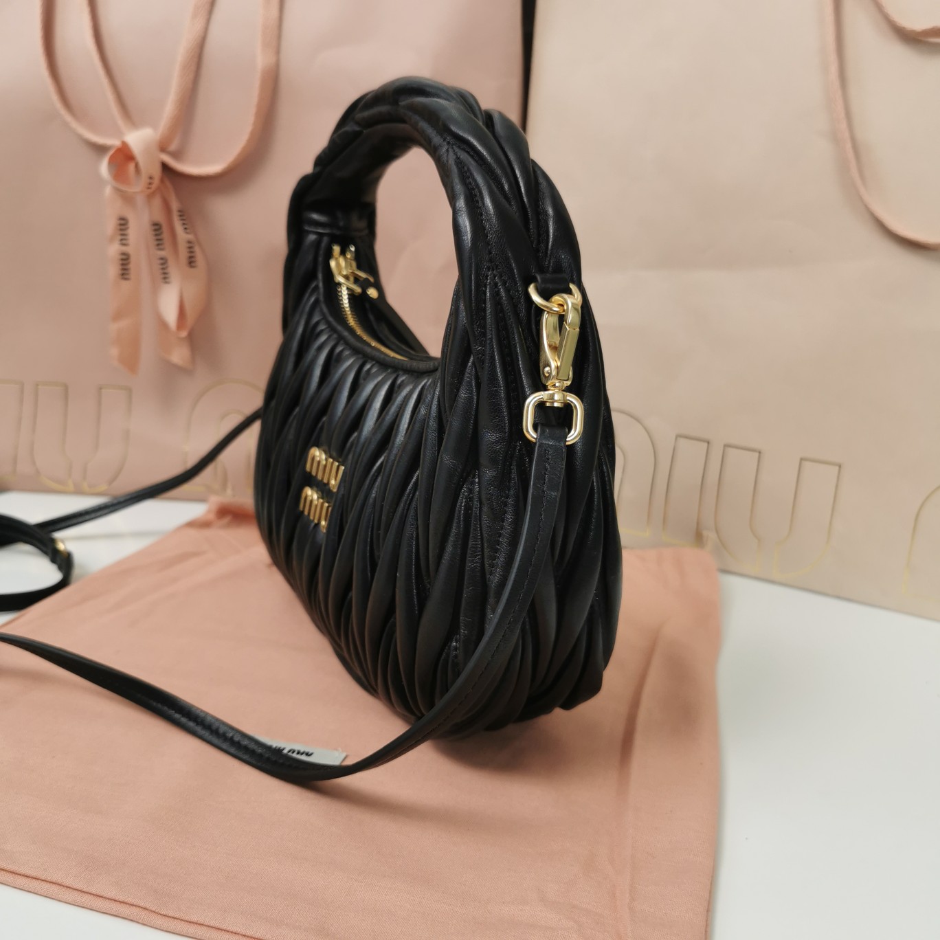 Top original order, 💰1450 counter quality, comes with gift box🎁 black 5BC125: MiuMiu's new MiuWander handbag is made of imported lambskin, the classic brand's iconic Matelasse texture embroidery, retro frosted hardware, and rounded curves, retaining the playful feel it deserves - Image 3