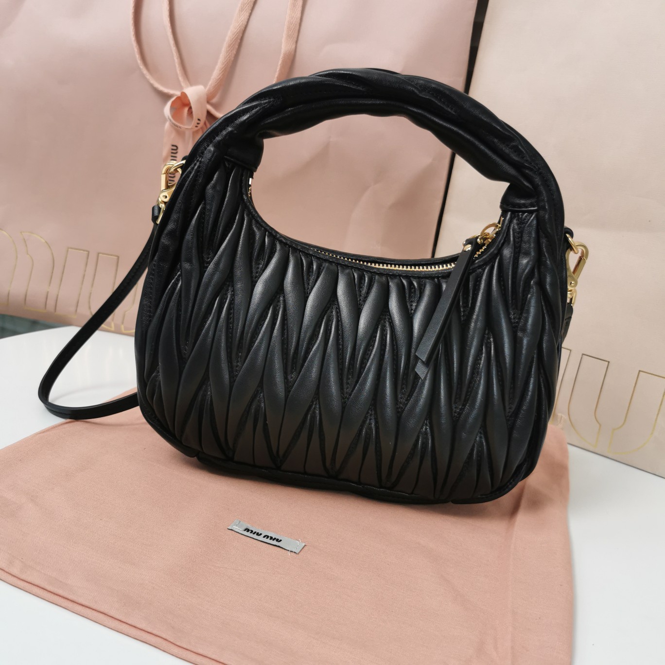 Top original order, 💰1450 counter quality, comes with gift box🎁 black 5BC125: MiuMiu's new MiuWander handbag is made of imported lambskin, the classic brand's iconic Matelasse texture embroidery, retro frosted hardware, and rounded curves, retaining the playful feel it deserves - Image 2