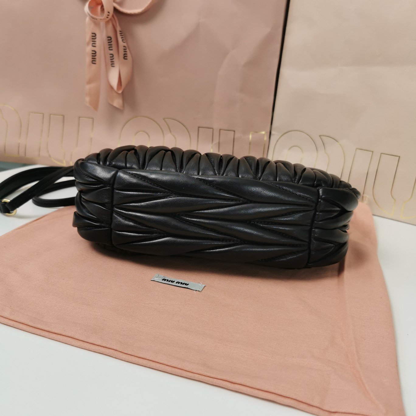 Top original order, 💰1450 counter quality, comes with gift box🎁 black 5BC125: MiuMiu's new MiuWander handbag is made of imported lambskin, the classic brand's iconic Matelasse texture embroidery, retro frosted hardware, and rounded curves, retaining the playful feel it deserves - Image 4