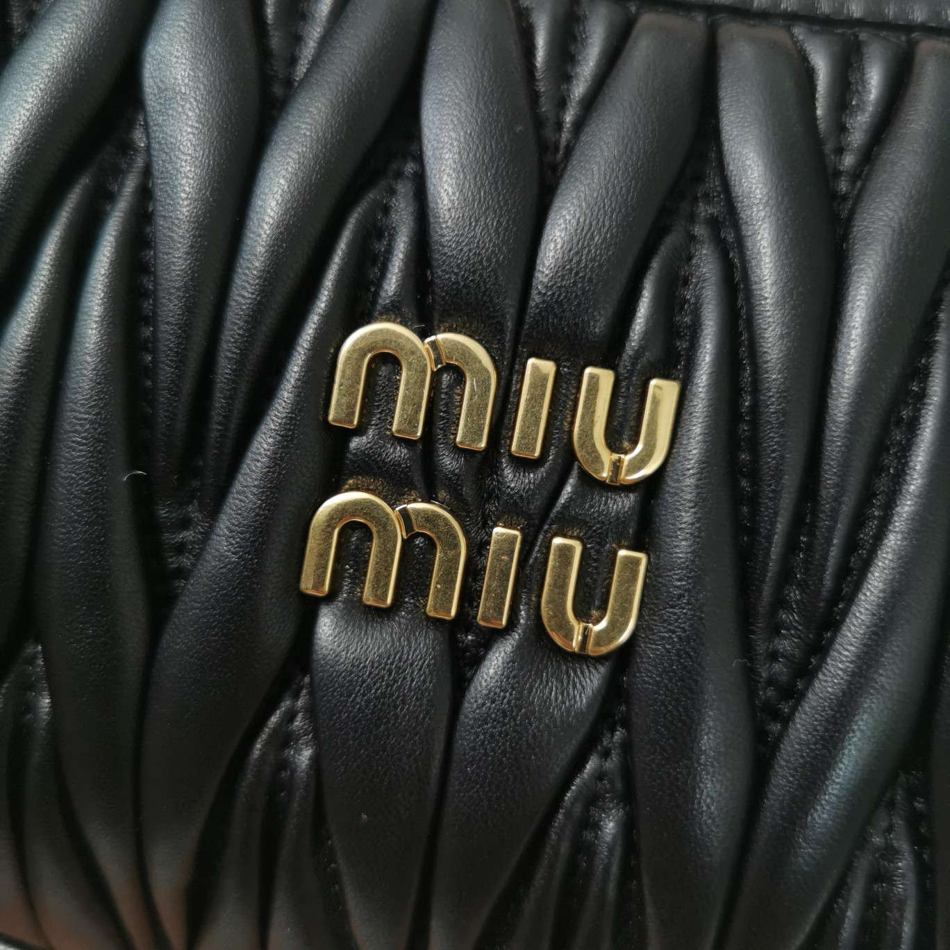 Top original order, 💰1450 counter quality, comes with gift box🎁 black 5BC125: MiuMiu's new MiuWander handbag is made of imported lambskin, the classic brand's iconic Matelasse texture embroidery, retro frosted hardware, and rounded curves, retaining the playful feel it deserves - Image 5