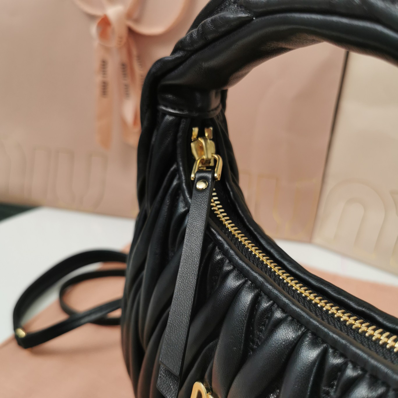 Top original order, 💰1450 counter quality, comes with gift box🎁 black 5BC125: MiuMiu's new MiuWander handbag is made of imported lambskin, the classic brand's iconic Matelasse texture embroidery, retro frosted hardware, and rounded curves, retaining the playful feel it deserves - Image 6