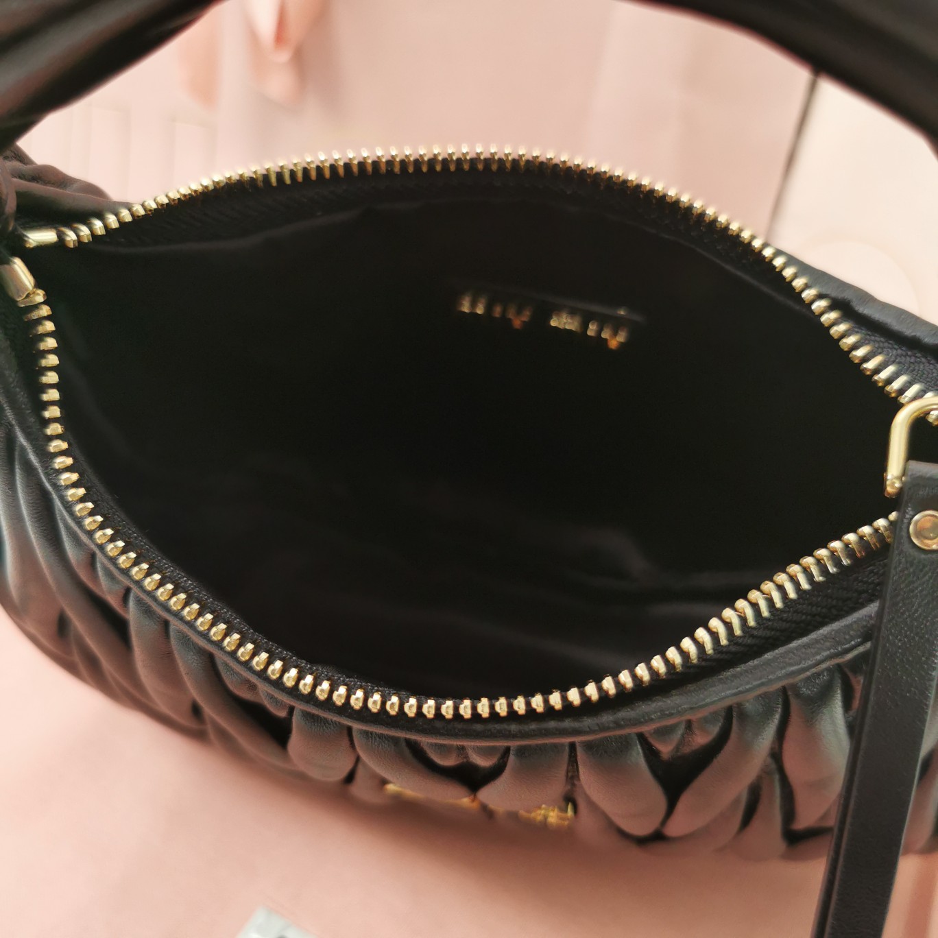 Top original order, 💰1450 counter quality, comes with gift box🎁 black 5BC125: MiuMiu's new MiuWander handbag is made of imported lambskin, the classic brand's iconic Matelasse texture embroidery, retro frosted hardware, and rounded curves, retaining the playful feel it deserves - Image 7