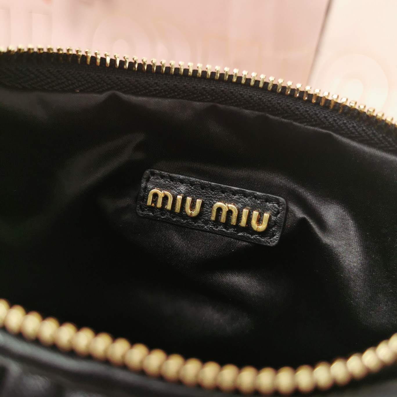 Top original order, 💰1450 counter quality, comes with gift box🎁 black 5BC125: MiuMiu's new MiuWander handbag is made of imported lambskin, the classic brand's iconic Matelasse texture embroidery, retro frosted hardware, and rounded curves, retaining the playful feel it deserves - Image 8