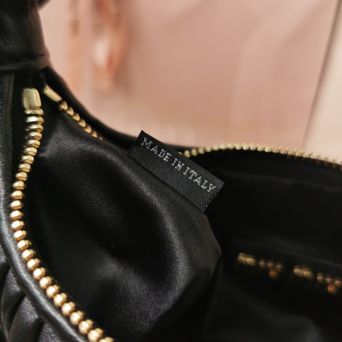 Top original order, 💰1450 counter quality, comes with gift box🎁 black 5BC125: MiuMiu's new MiuWander handbag is made of imported lambskin, the classic brand's iconic Matelasse texture embroidery, retro frosted hardware, and rounded curves, retaining the playful feel it deserves - Image 9