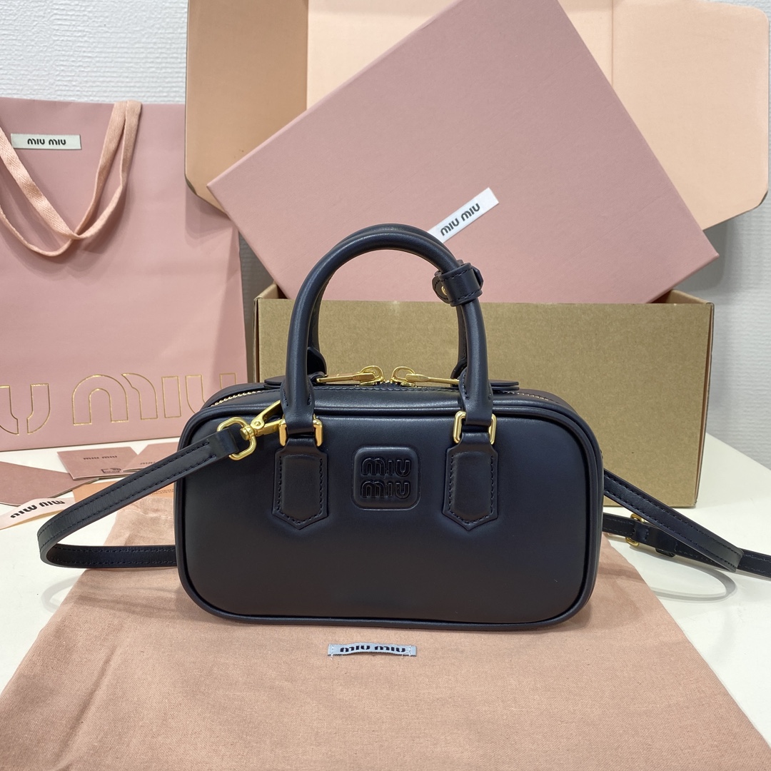 Top original order, 💰1390 counter quality, comes with gift box🎁 The Arcadie leather mini bag conveys a fashion concept that transforms reflections on current realities into unique silhouettes