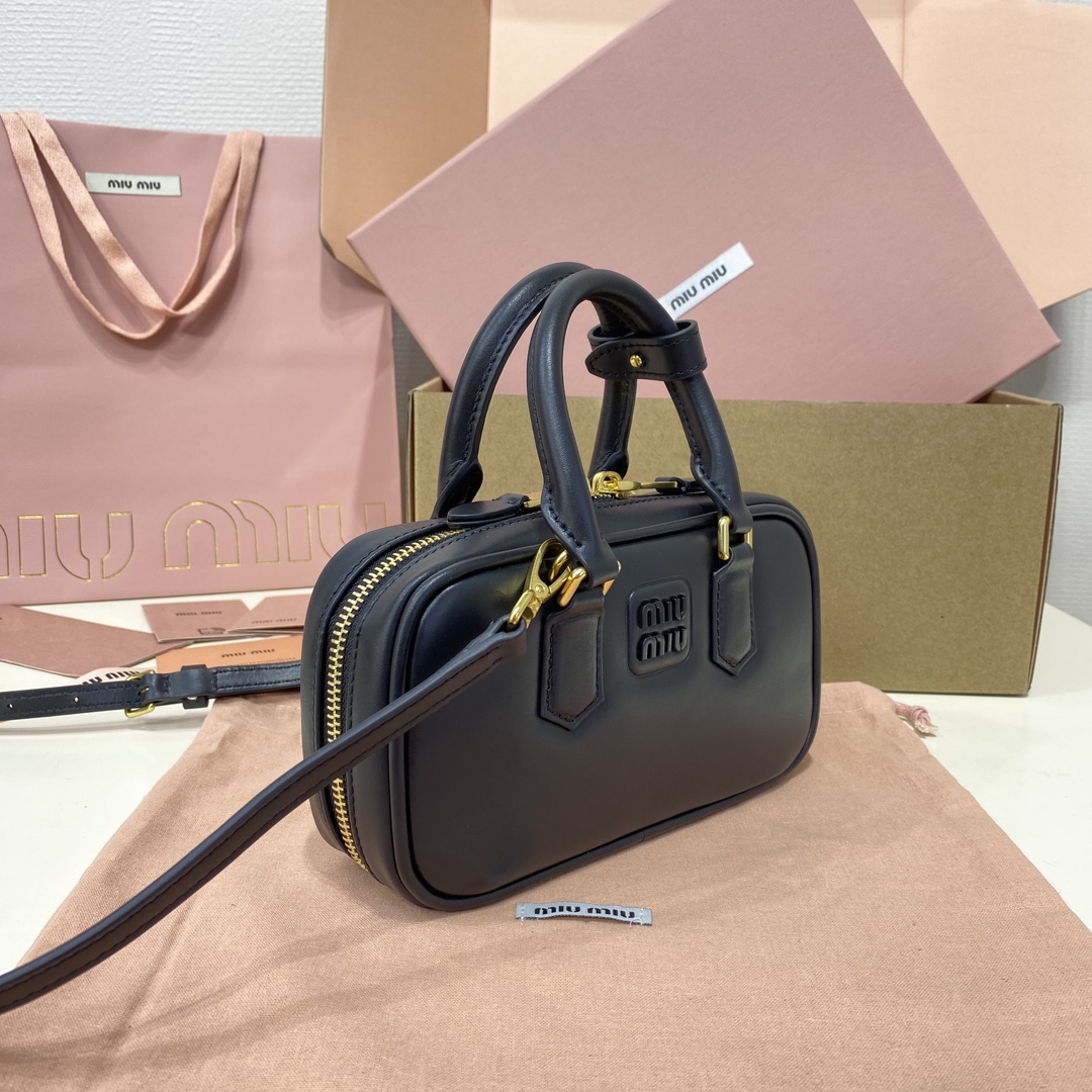Top original order, 💰1390 counter quality, comes with gift box🎁 The Arcadie leather mini bag conveys a fashion concept that transforms reflections on current realities into unique silhouettes - Image 2