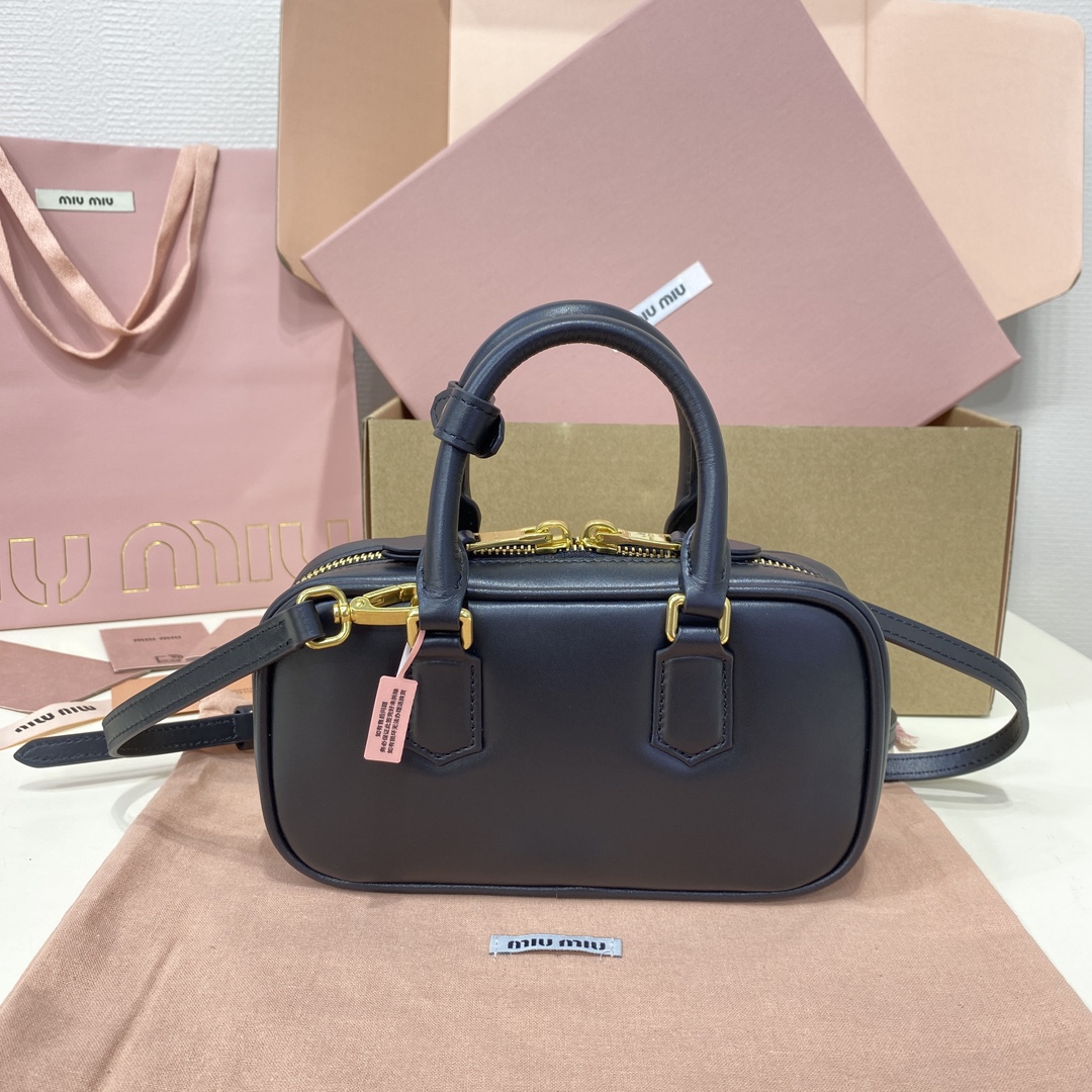 Top original order, 💰1390 counter quality, comes with gift box🎁 The Arcadie leather mini bag conveys a fashion concept that transforms reflections on current realities into unique silhouettes - Image 3