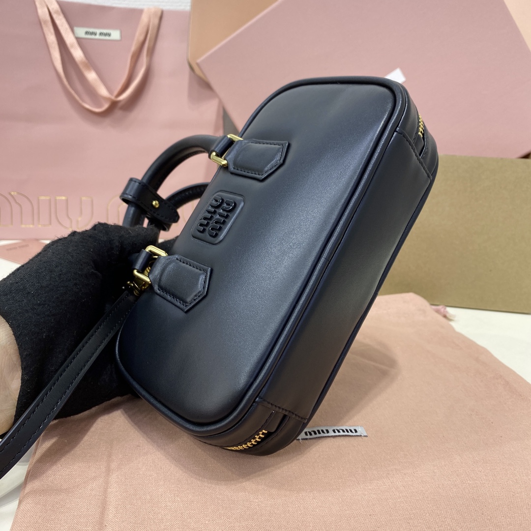 Top original order, 💰1390 counter quality, comes with gift box🎁 The Arcadie leather mini bag conveys a fashion concept that transforms reflections on current realities into unique silhouettes - Image 4