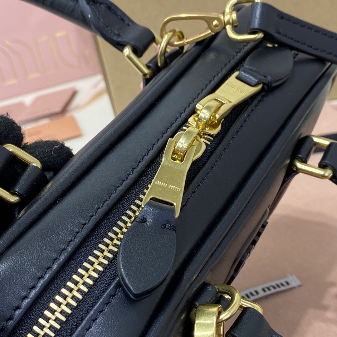 Top original order, 💰1390 counter quality, comes with gift box🎁 The Arcadie leather mini bag conveys a fashion concept that transforms reflections on current realities into unique silhouettes - Image 5