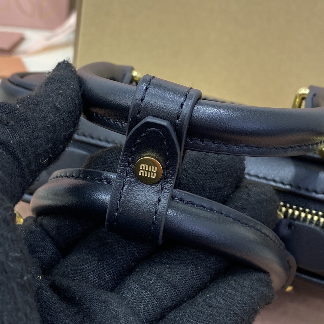 Top original order, 💰1390 counter quality, comes with gift box🎁 The Arcadie leather mini bag conveys a fashion concept that transforms reflections on current realities into unique silhouettes - Image 6
