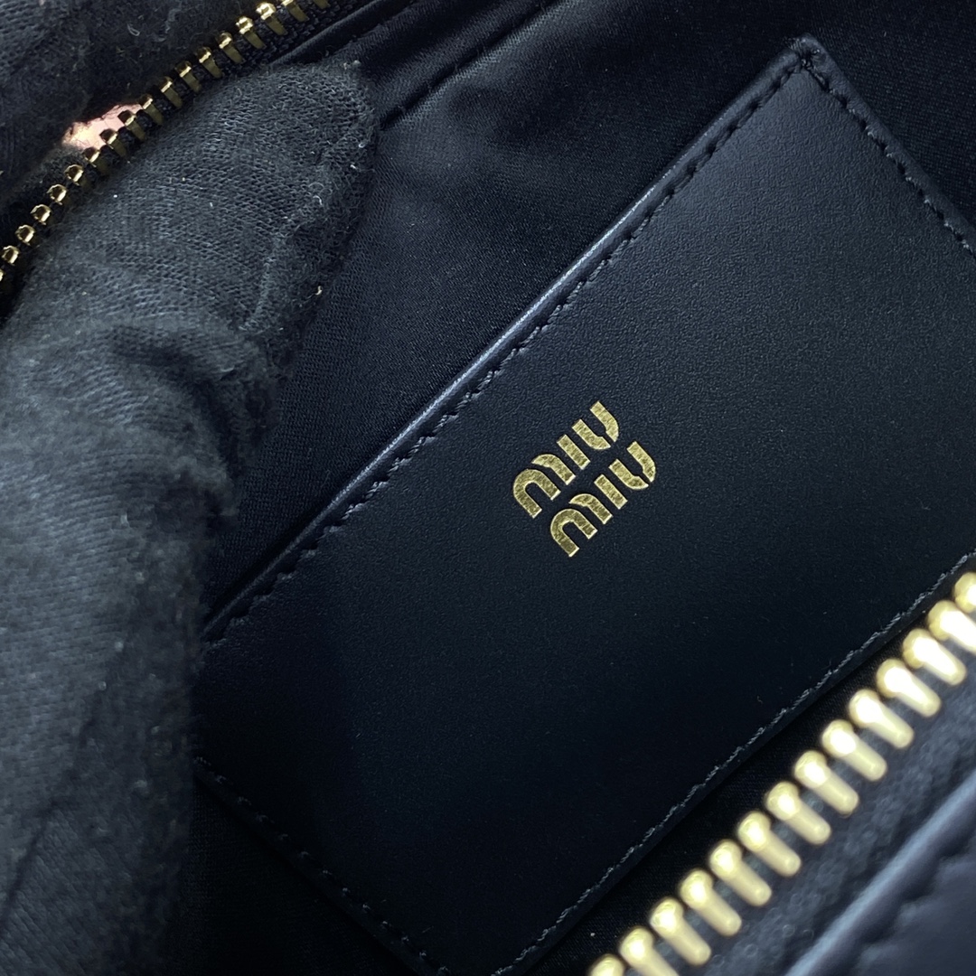 Top original order, 💰1390 counter quality, comes with gift box🎁 The Arcadie leather mini bag conveys a fashion concept that transforms reflections on current realities into unique silhouettes - Image 7