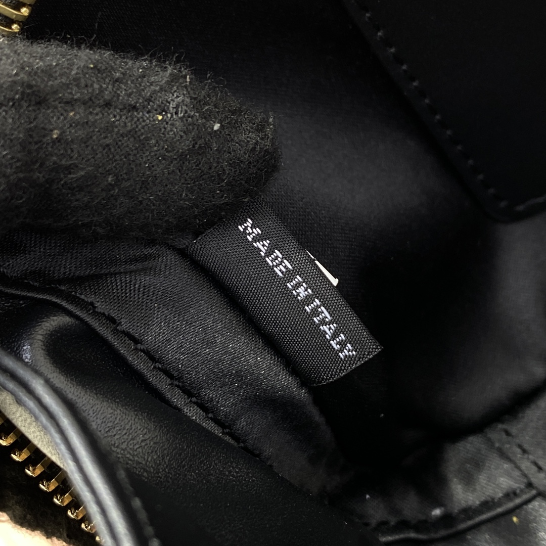 Top original order, 💰1390 counter quality, comes with gift box🎁 The Arcadie leather mini bag conveys a fashion concept that transforms reflections on current realities into unique silhouettes - Image 8