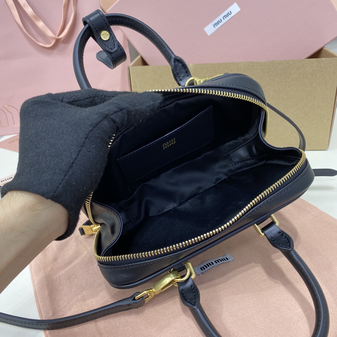 Top original order, 💰1390 counter quality, comes with gift box🎁 The Arcadie leather mini bag conveys a fashion concept that transforms reflections on current realities into unique silhouettes - Image 9