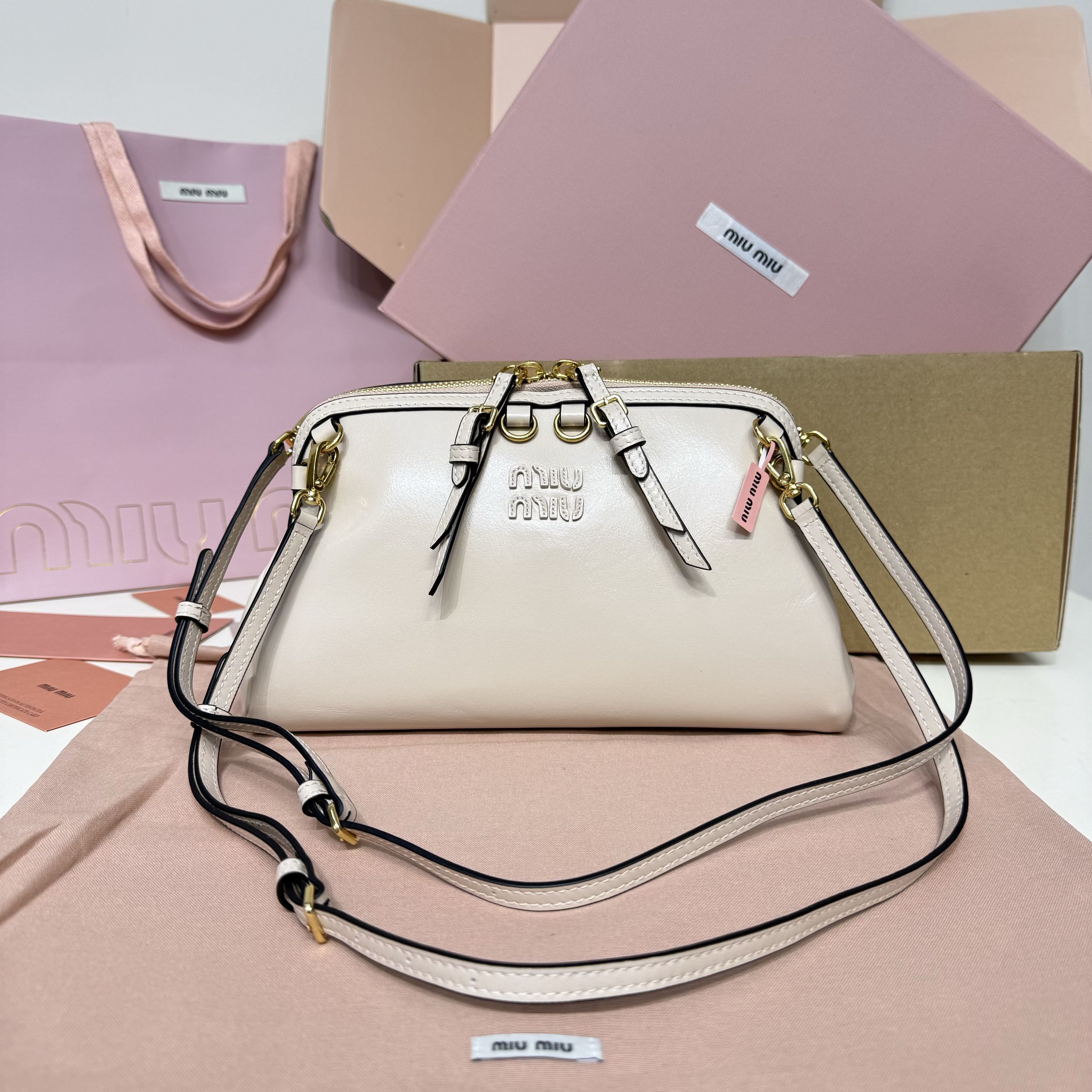 Top original order, 💰1390 counter quality, comes with gift box🎁 5BF131, Miu's new special style shell backpack, exquisite and delicate glossy calfskin, simple lines combine the inspiration of fashion shows and modern femininity, striking a balance between style experimentation and exquisite diversity