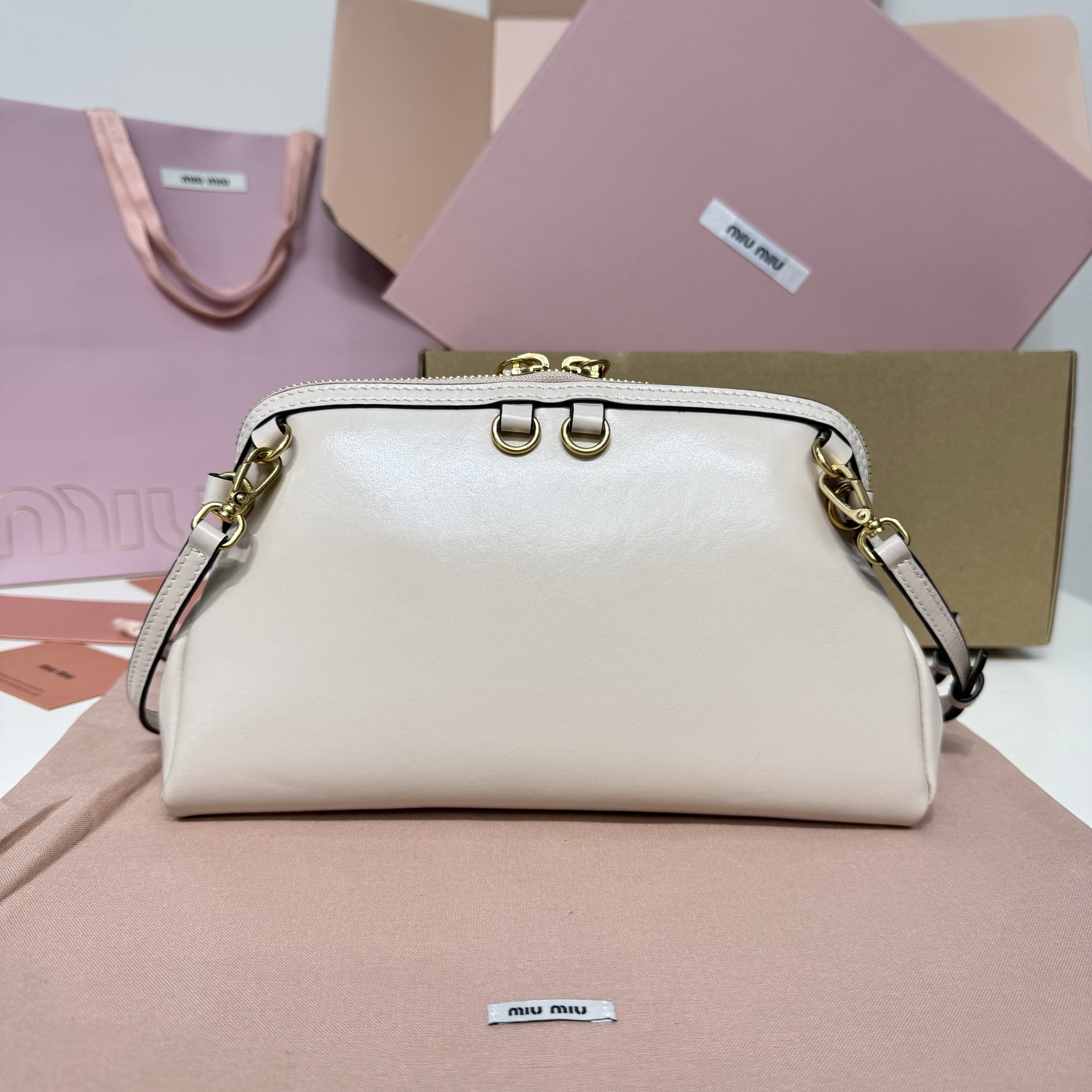 Top original order, 💰1390 counter quality, comes with gift box🎁 5BF131, Miu's new special style shell backpack, exquisite and delicate glossy calfskin, simple lines combine the inspiration of fashion shows and modern femininity, striking a balance between style experimentation and exquisite diversity - Image 2