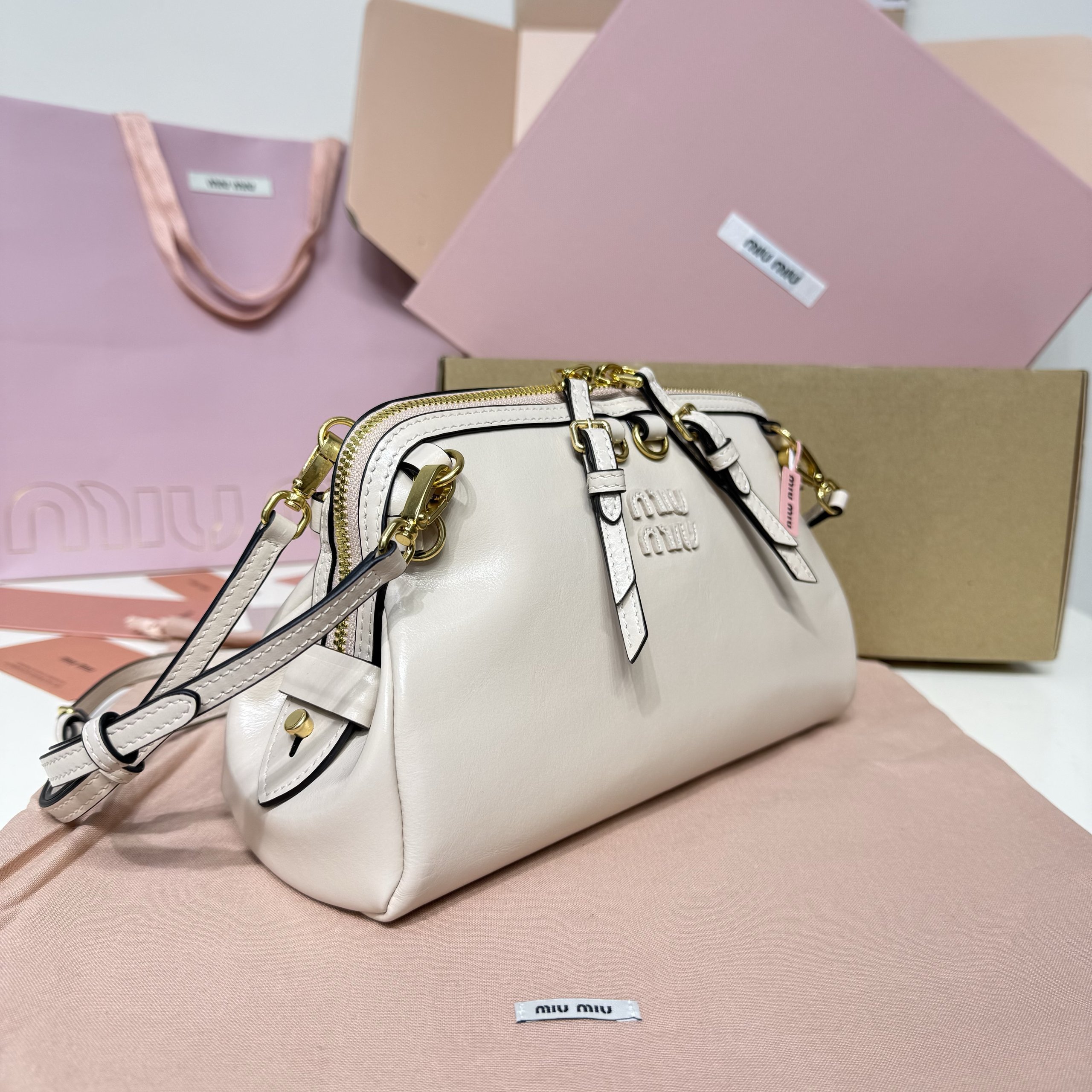 Top original order, 💰1390 counter quality, comes with gift box🎁 5BF131, Miu's new special style shell backpack, exquisite and delicate glossy calfskin, simple lines combine the inspiration of fashion shows and modern femininity, striking a balance between style experimentation and exquisite diversity - Image 3