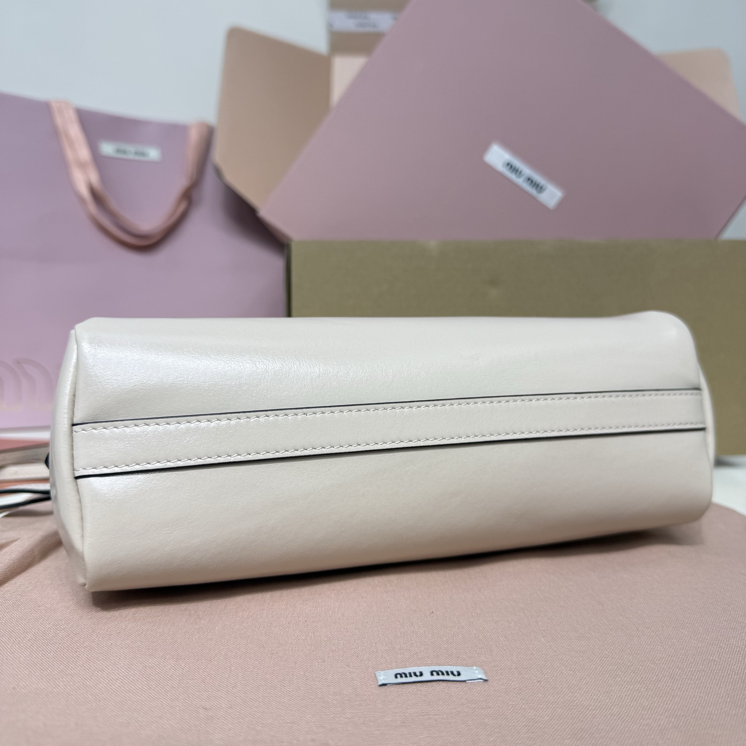 Top original order, 💰1390 counter quality, comes with gift box🎁 5BF131, Miu's new special style shell backpack, exquisite and delicate glossy calfskin, simple lines combine the inspiration of fashion shows and modern femininity, striking a balance between style experimentation and exquisite diversity - Image 4