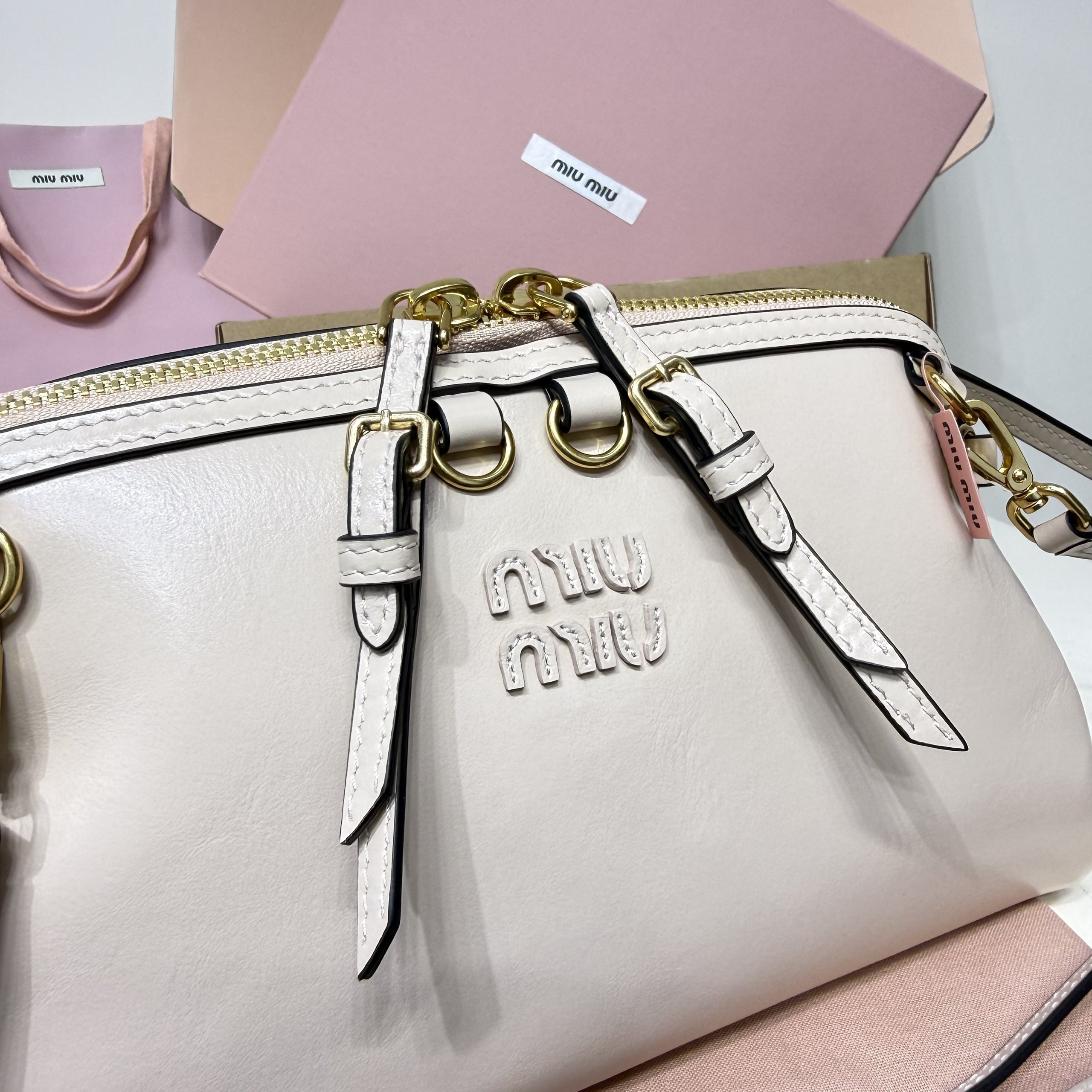 Top original order, 💰1390 counter quality, comes with gift box🎁 5BF131, Miu's new special style shell backpack, exquisite and delicate glossy calfskin, simple lines combine the inspiration of fashion shows and modern femininity, striking a balance between style experimentation and exquisite diversity - Image 5