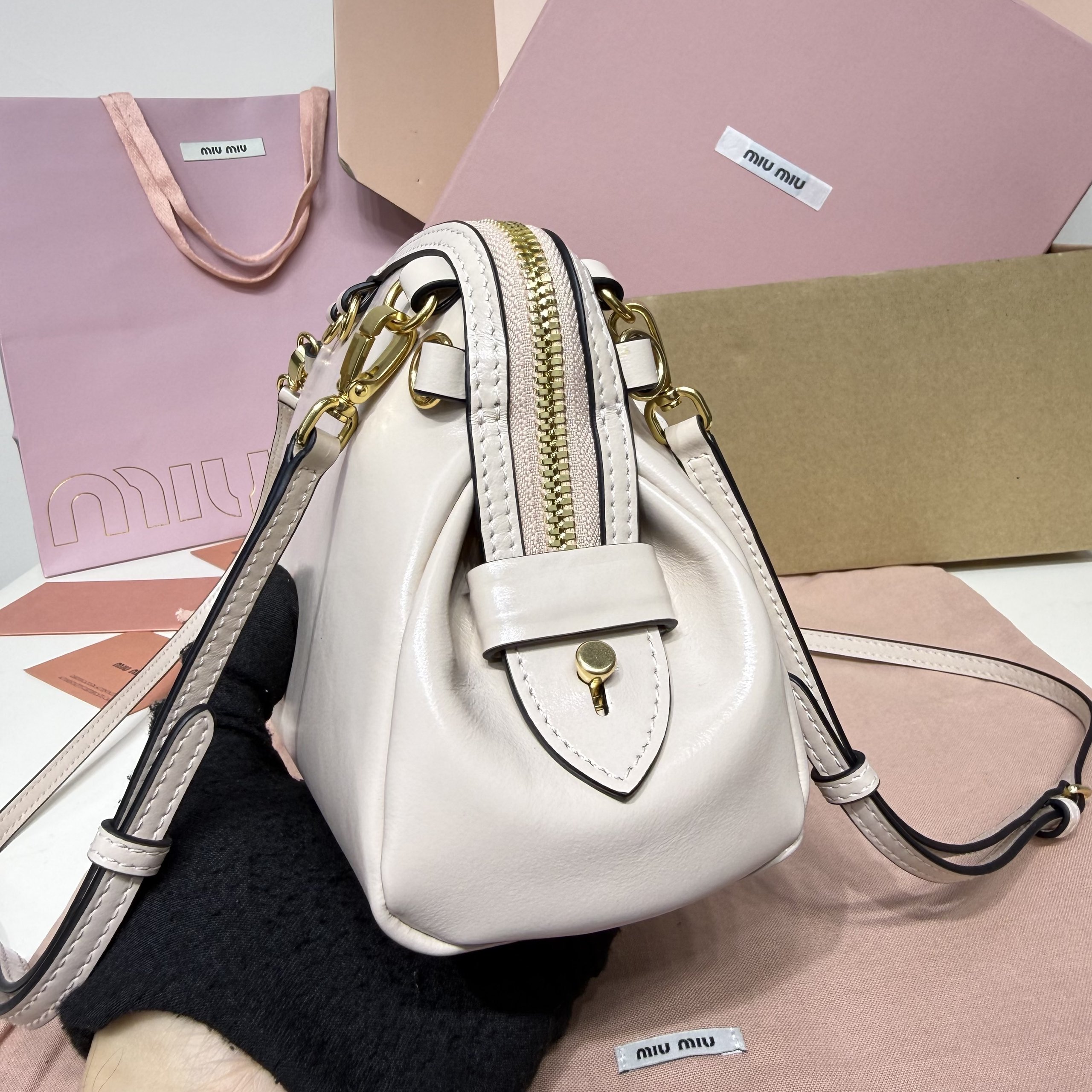Top original order, 💰1390 counter quality, comes with gift box🎁 5BF131, Miu's new special style shell backpack, exquisite and delicate glossy calfskin, simple lines combine the inspiration of fashion shows and modern femininity, striking a balance between style experimentation and exquisite diversity - Image 6