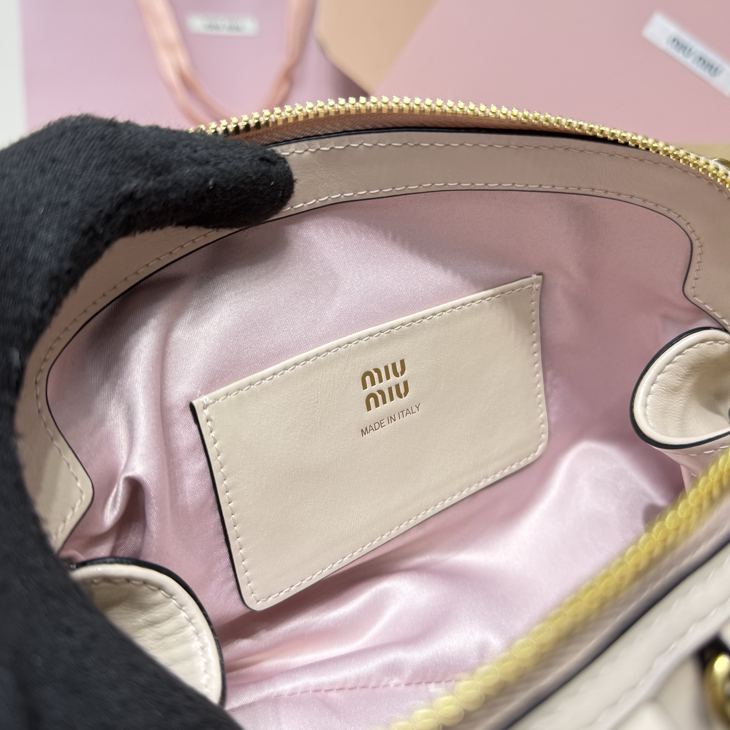 Top original order, 💰1390 counter quality, comes with gift box🎁 5BF131, Miu's new special style shell backpack, exquisite and delicate glossy calfskin, simple lines combine the inspiration of fashion shows and modern femininity, striking a balance between style experimentation and exquisite diversity - Image 8