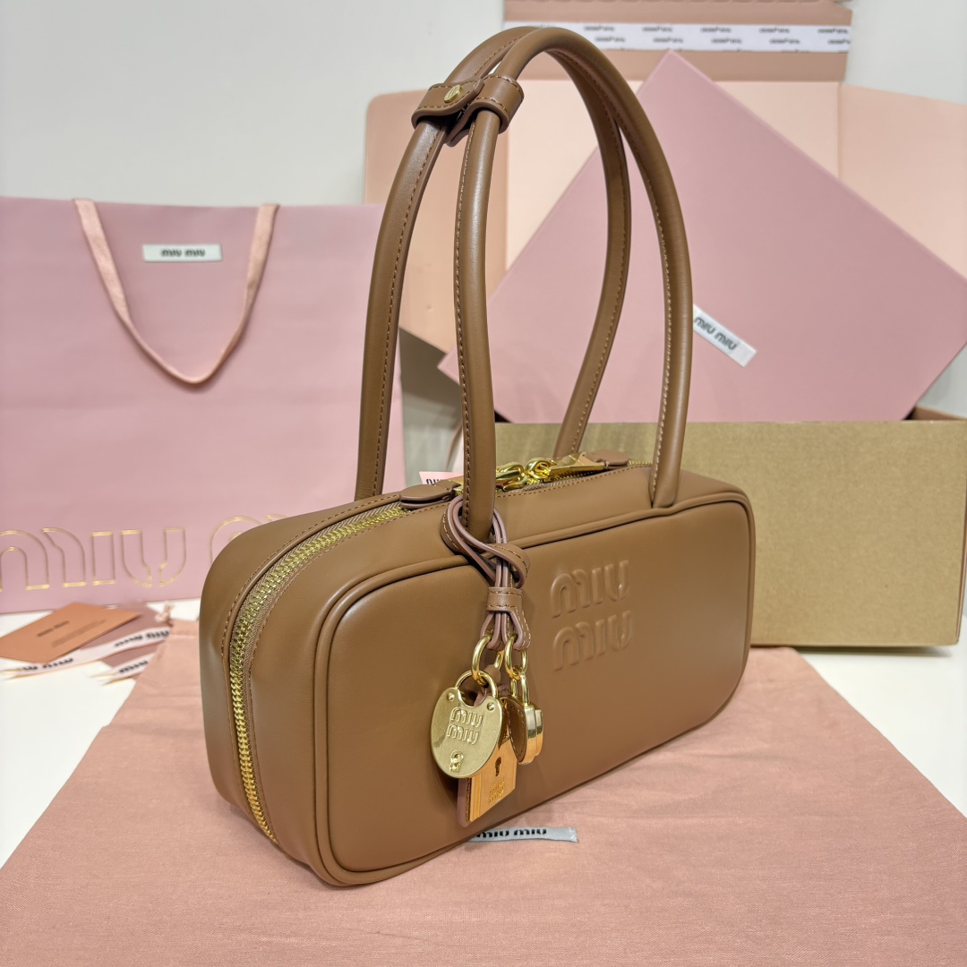 Top original order, 💰1480 counter quality, comes with gift box🎁 MiuMi*25ss shoulder bag〰️ Popular all over the Internet, the super beautiful Beau handbag combines retro style with contemporary spirit - Image 2