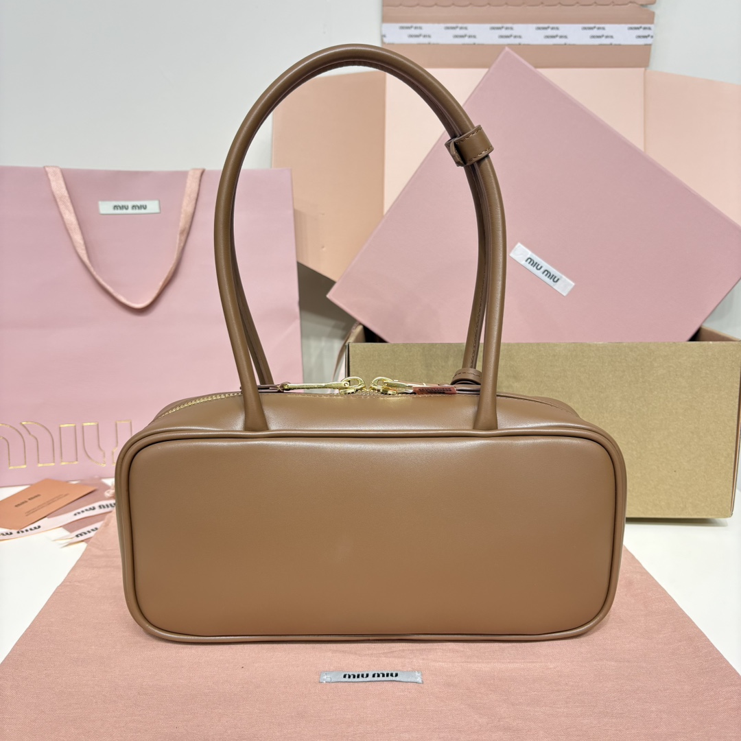 Top original order, 💰1480 counter quality, comes with gift box🎁 MiuMi*25ss shoulder bag〰️ Popular all over the Internet, the super beautiful Beau handbag combines retro style with contemporary spirit - Image 3