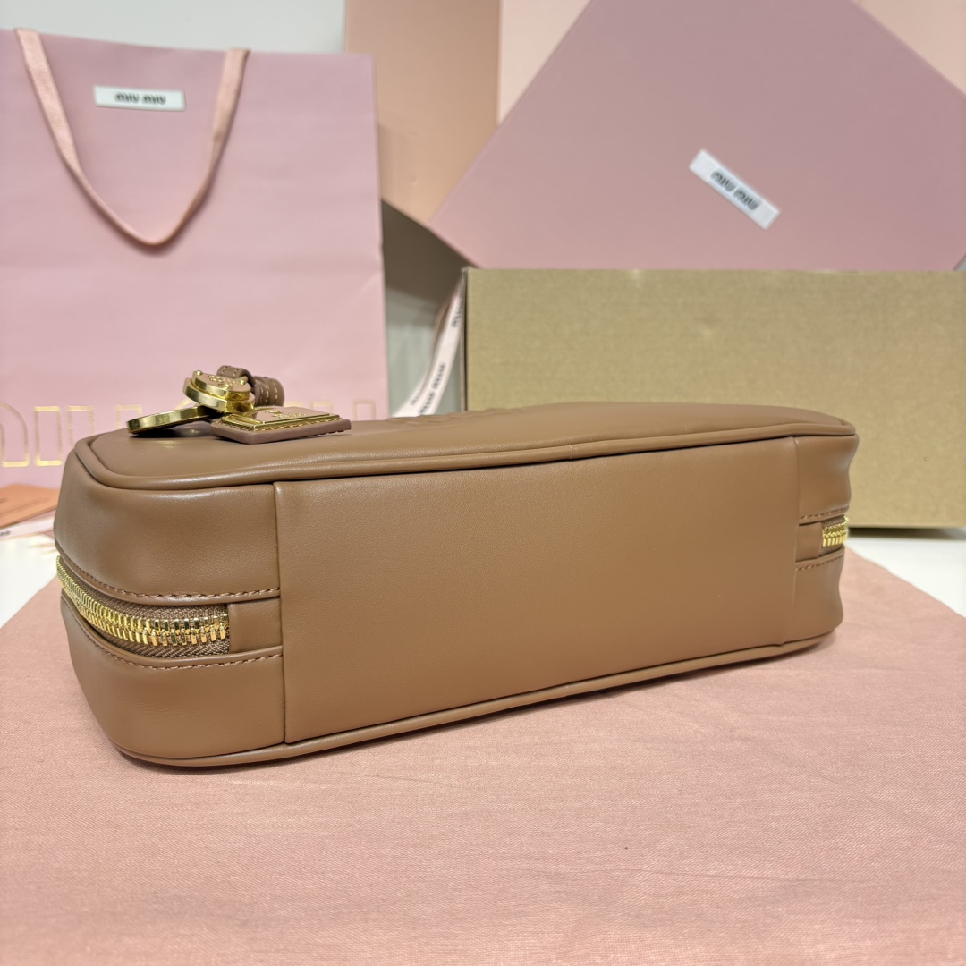 Top original order, 💰1480 counter quality, comes with gift box🎁 MiuMi*25ss shoulder bag〰️ Popular all over the Internet, the super beautiful Beau handbag combines retro style with contemporary spirit - Image 4