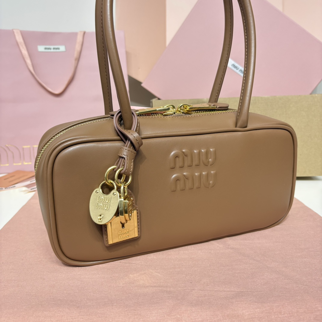 Top original order, 💰1480 counter quality, comes with gift box🎁 MiuMi*25ss shoulder bag〰️ Popular all over the Internet, the super beautiful Beau handbag combines retro style with contemporary spirit - Image 5