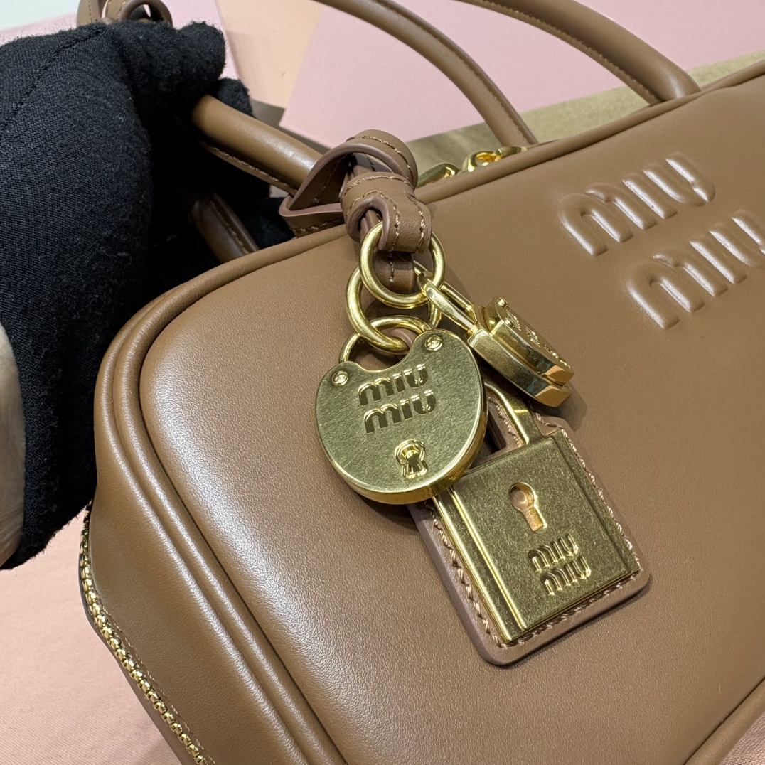 Top original order, 💰1480 counter quality, comes with gift box🎁 MiuMi*25ss shoulder bag〰️ Popular all over the Internet, the super beautiful Beau handbag combines retro style with contemporary spirit - Image 6