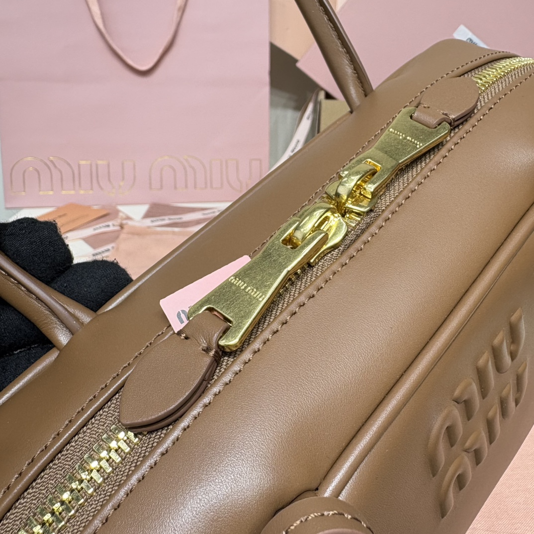 Top original order, 💰1480 counter quality, comes with gift box🎁 MiuMi*25ss shoulder bag〰️ Popular all over the Internet, the super beautiful Beau handbag combines retro style with contemporary spirit - Image 7