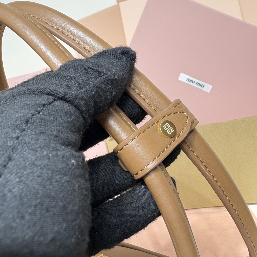 Top original order, 💰1480 counter quality, comes with gift box🎁 MiuMi*25ss shoulder bag〰️ Popular all over the Internet, the super beautiful Beau handbag combines retro style with contemporary spirit - Image 8