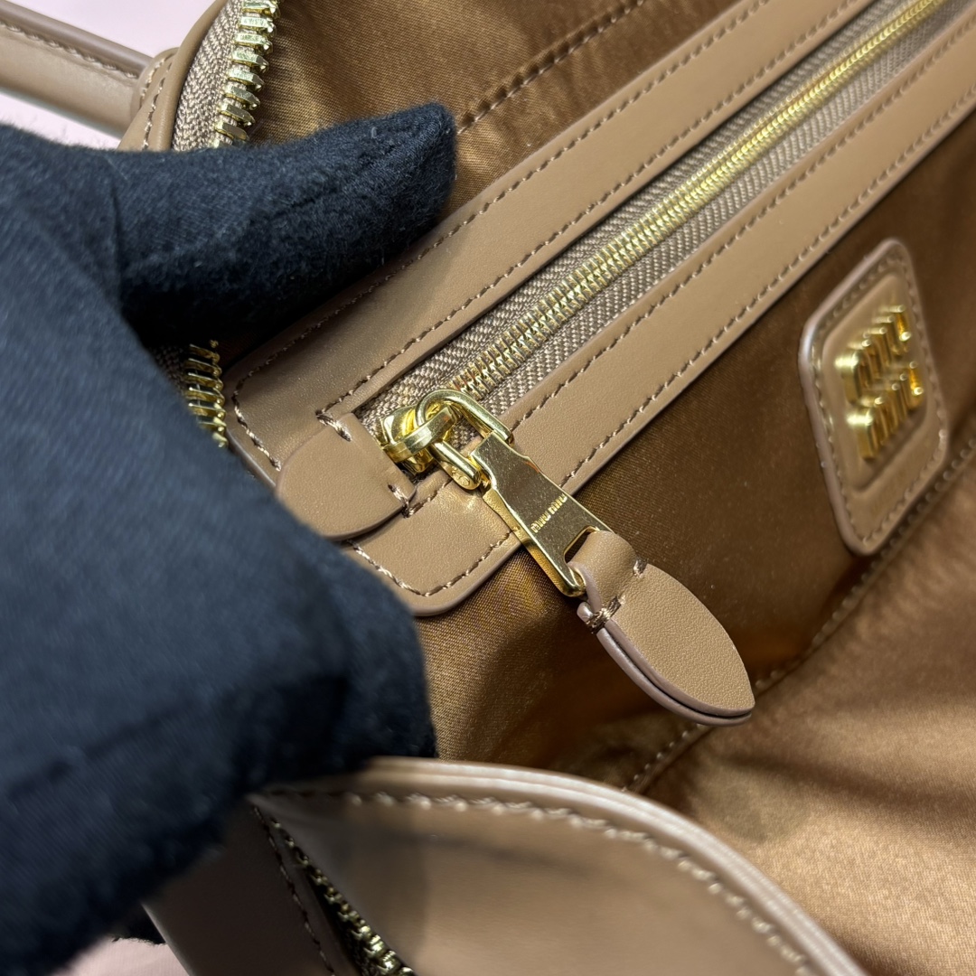 Top original order, 💰1480 counter quality, comes with gift box🎁 MiuMi*25ss shoulder bag〰️ Popular all over the Internet, the super beautiful Beau handbag combines retro style with contemporary spirit - Image 9