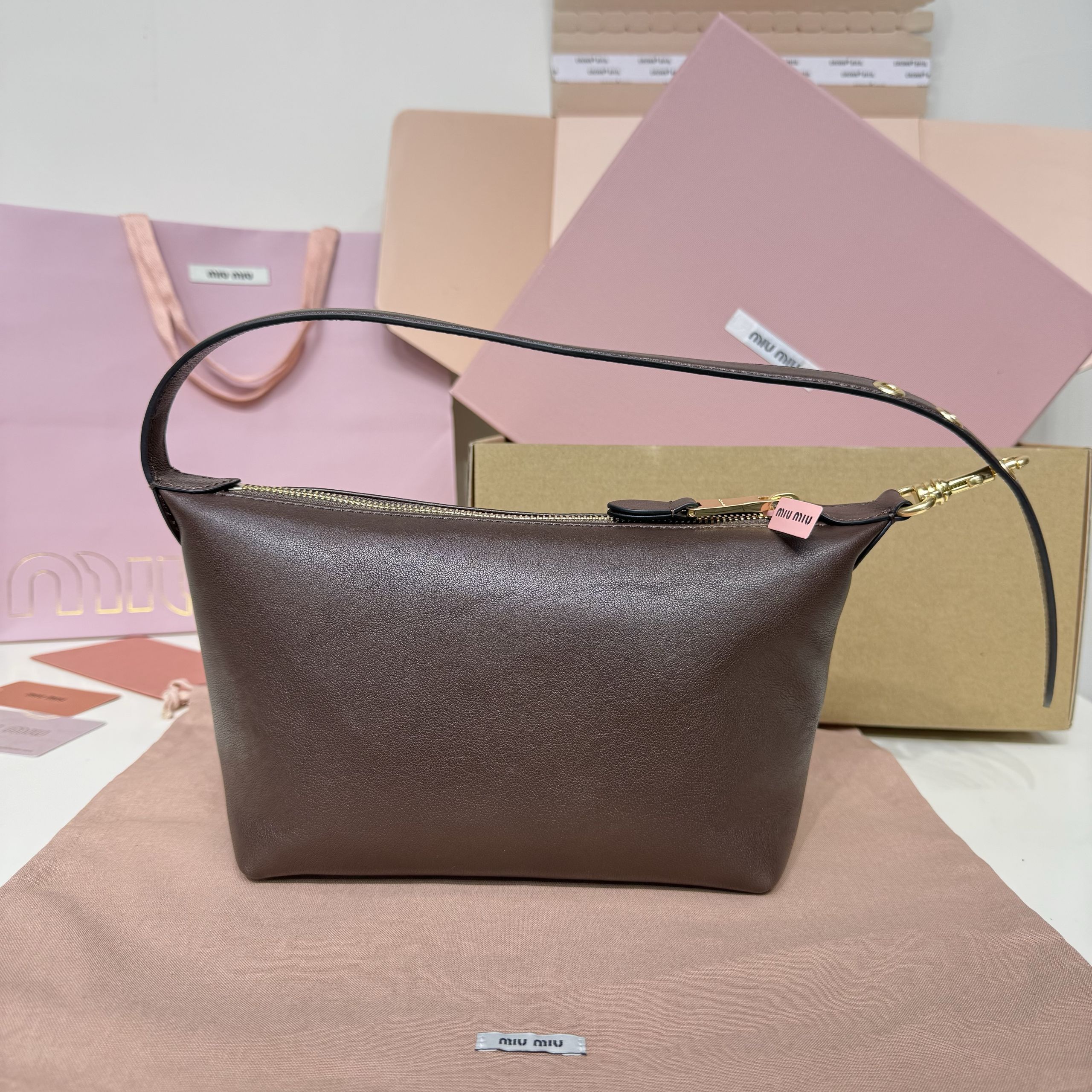 Top original order, 💰1190 counter quality, comes with gift box🎁 5NE841, new lunch box bag, vintage distressed vegetable soft sheepskin, iconic Miu logo on the front, cotton lining, ultra-light, large capacity, looks good with any combination, suitable for all seasons, size: bottom length 19cm, opening width 25.5cm, height 14cm, bottom width 10cm - Image 3