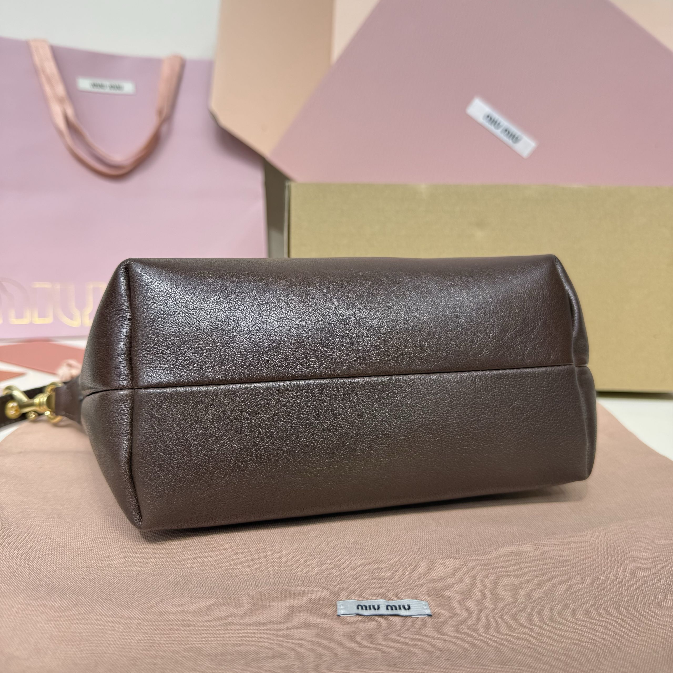 Top original order, 💰1190 counter quality, comes with gift box🎁 5NE841, new lunch box bag, vintage distressed vegetable soft sheepskin, iconic Miu logo on the front, cotton lining, ultra-light, large capacity, looks good with any combination, suitable for all seasons, size: bottom length 19cm, opening width 25.5cm, height 14cm, bottom width 10cm - Image 4