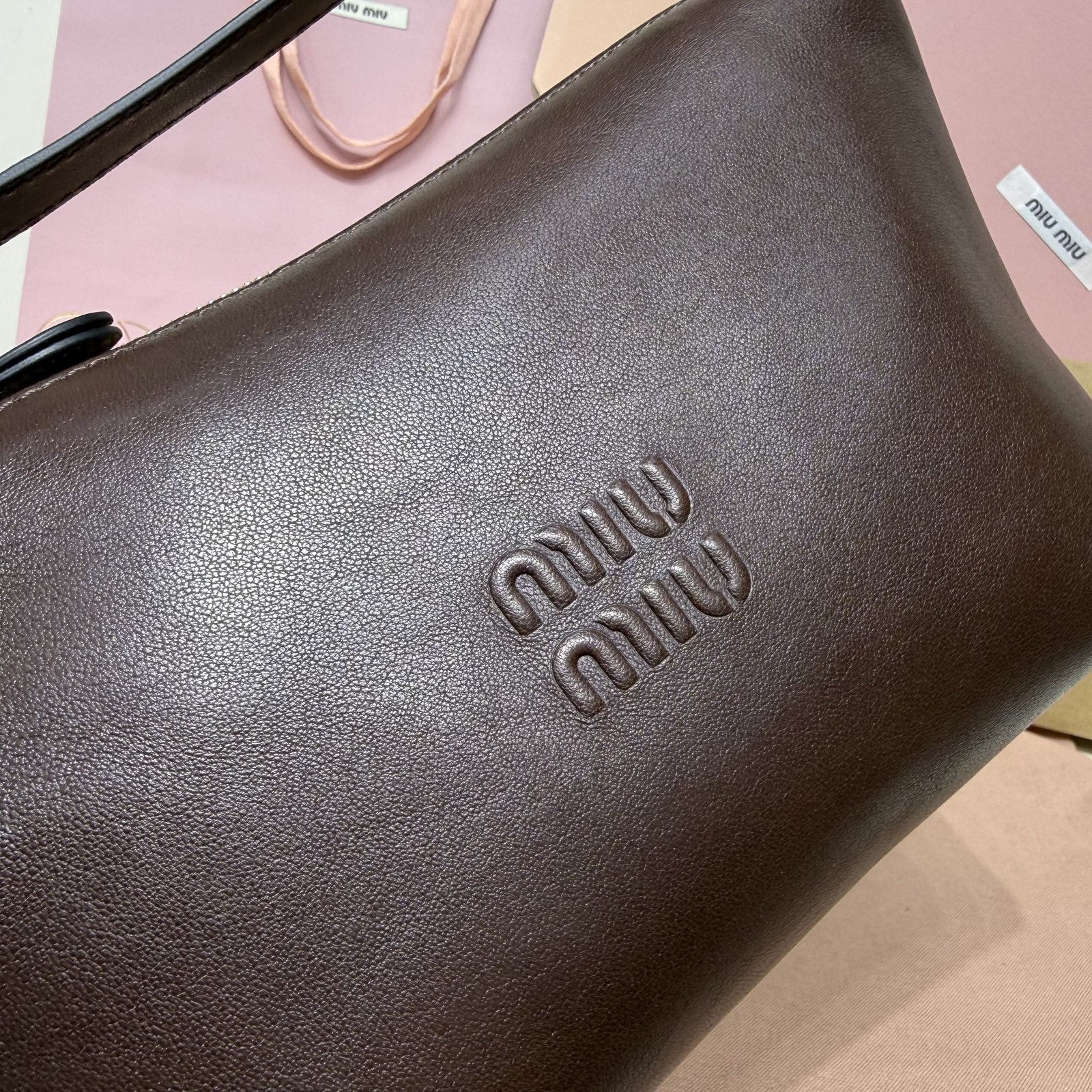 Top original order, 💰1190 counter quality, comes with gift box🎁 5NE841, new lunch box bag, vintage distressed vegetable soft sheepskin, iconic Miu logo on the front, cotton lining, ultra-light, large capacity, looks good with any combination, suitable for all seasons, size: bottom length 19cm, opening width 25.5cm, height 14cm, bottom width 10cm - Image 5