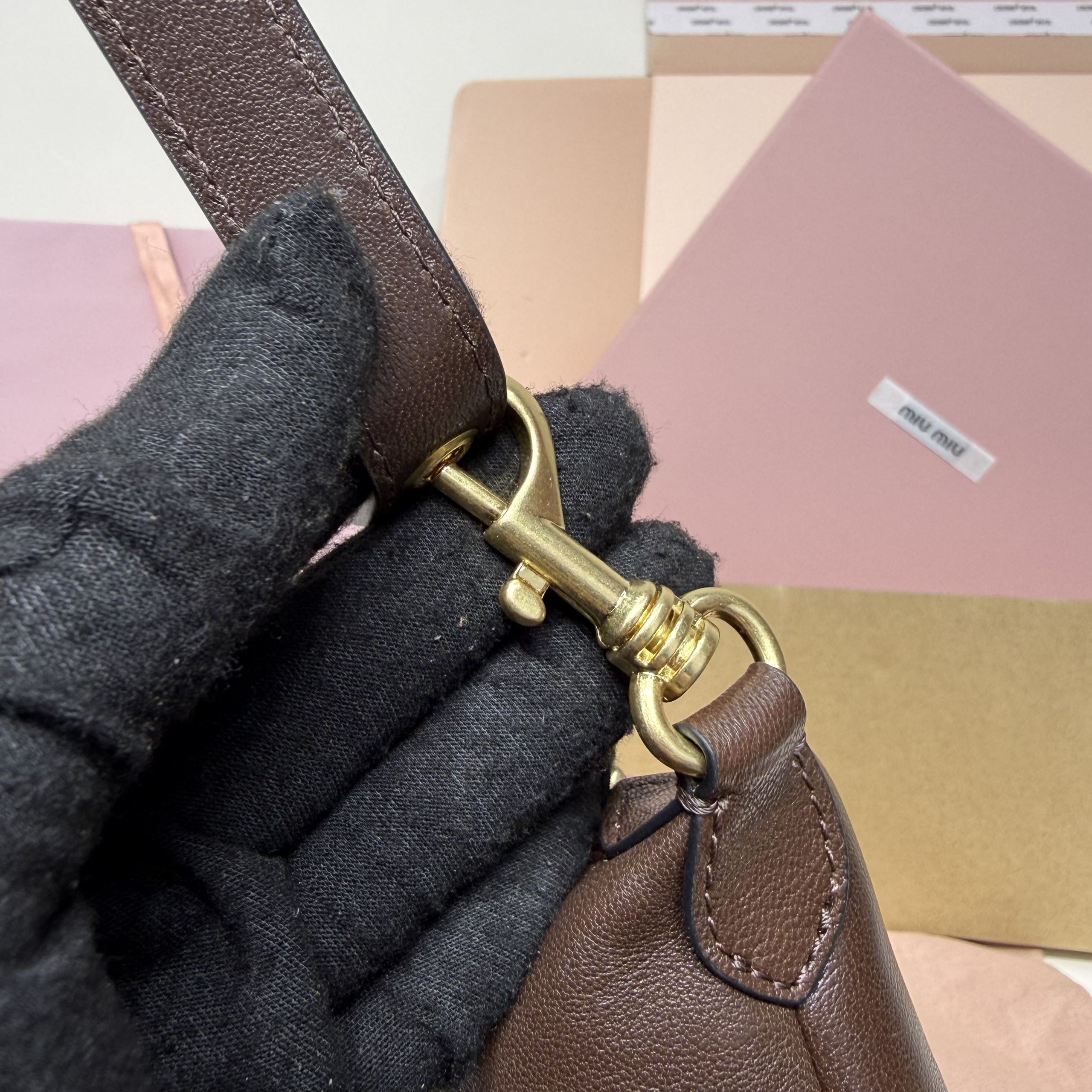 Top original order, 💰1190 counter quality, comes with gift box🎁 5NE841, new lunch box bag, vintage distressed vegetable soft sheepskin, iconic Miu logo on the front, cotton lining, ultra-light, large capacity, looks good with any combination, suitable for all seasons, size: bottom length 19cm, opening width 25.5cm, height 14cm, bottom width 10cm - Image 7